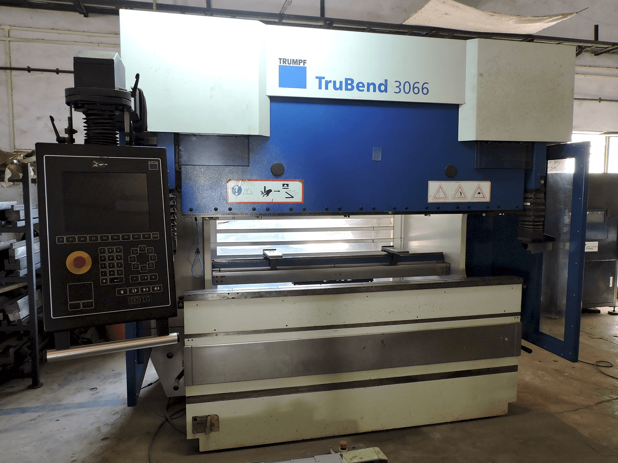 A Trumpf TruBend 3066 gép elölnézete