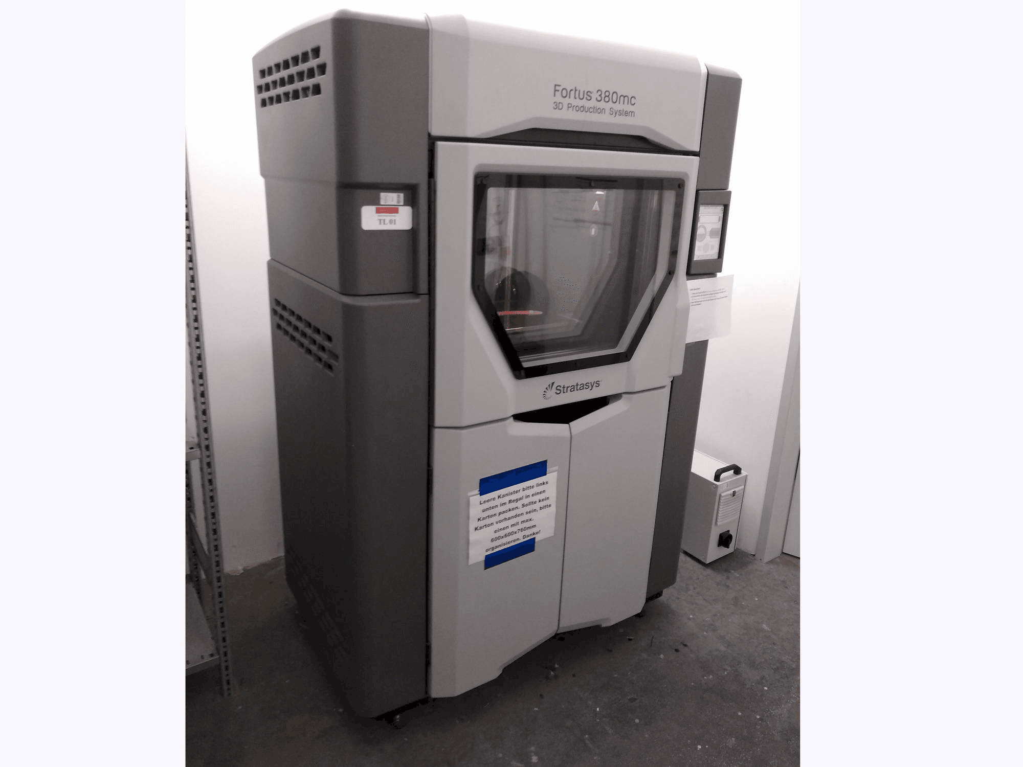 A Stratasys Fortus 380MC gép elölnézete