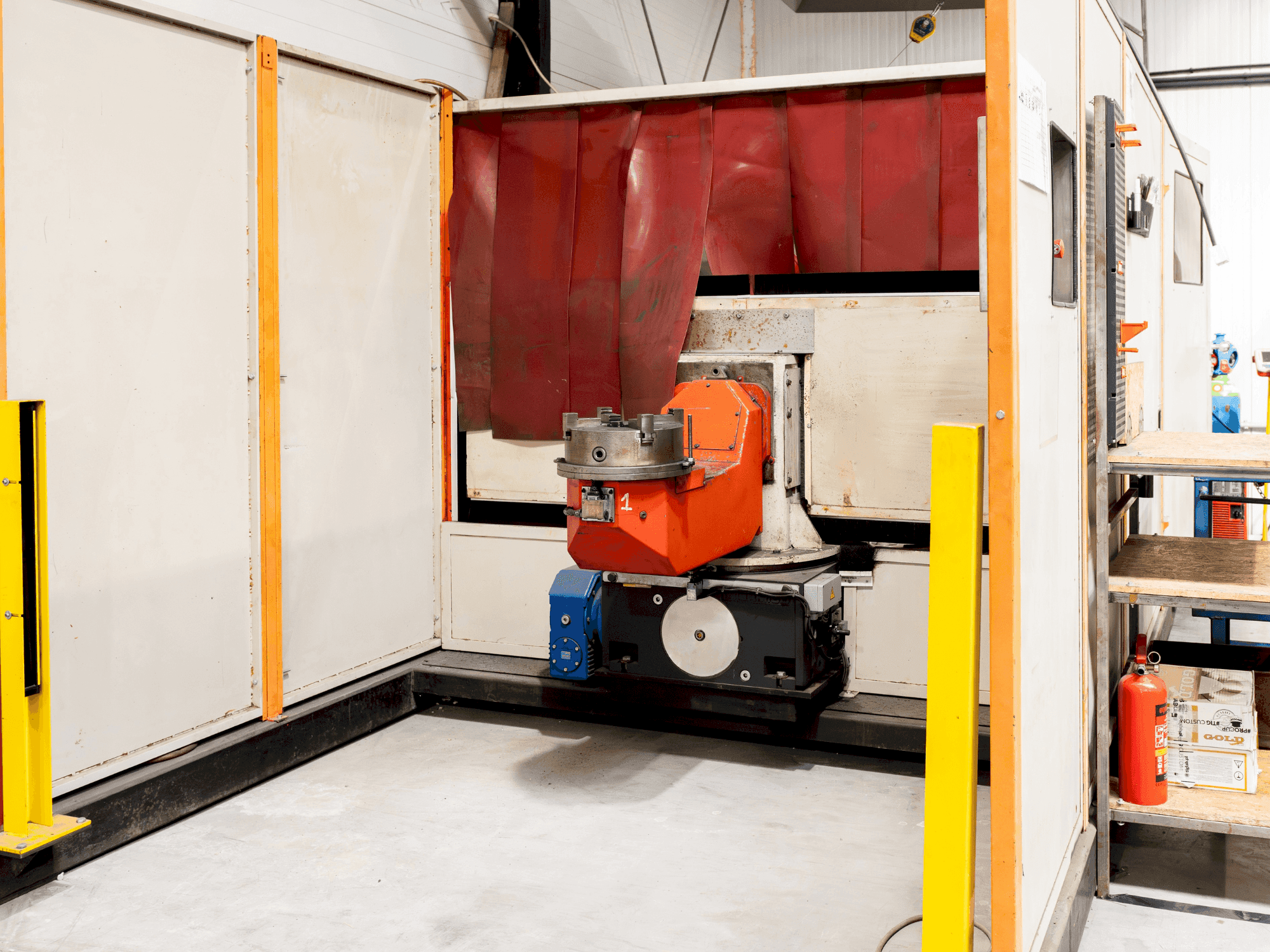 A IGM MA30 with KUKA robot gép elölnézete