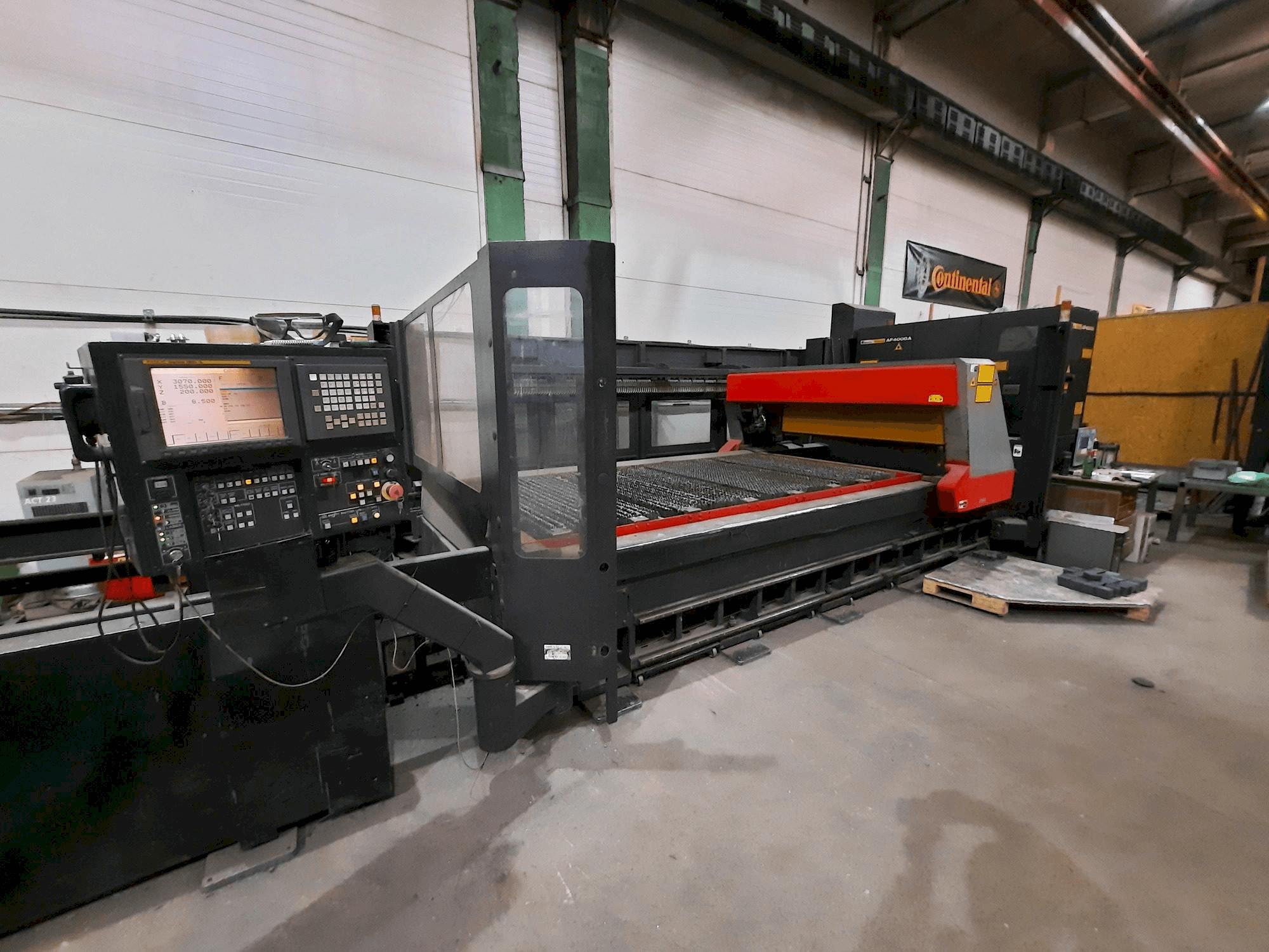 A AMADA F0 3015 gép elölnézete