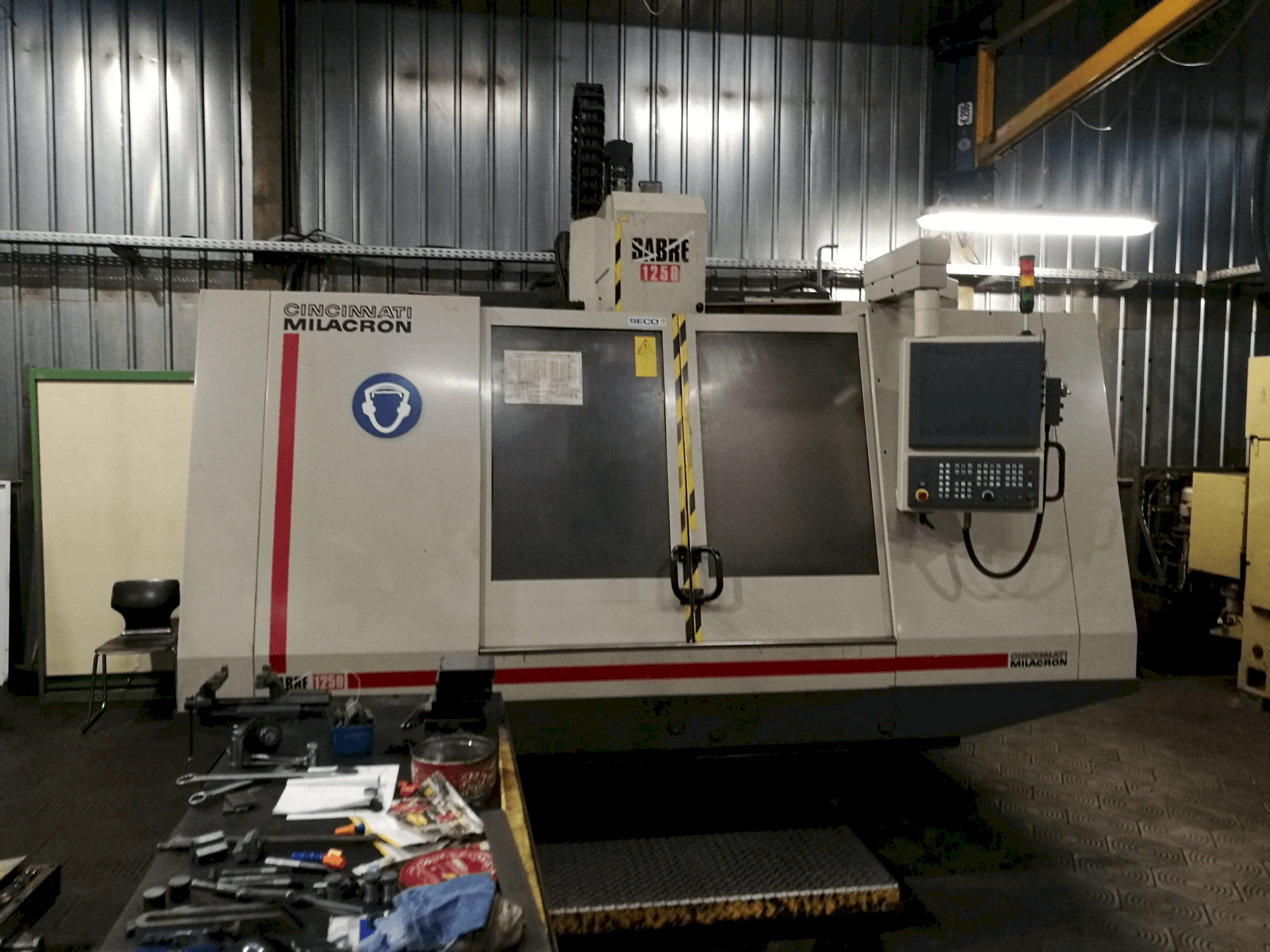A Cincinnati Milacron Sabre 1250 gép elölnézete