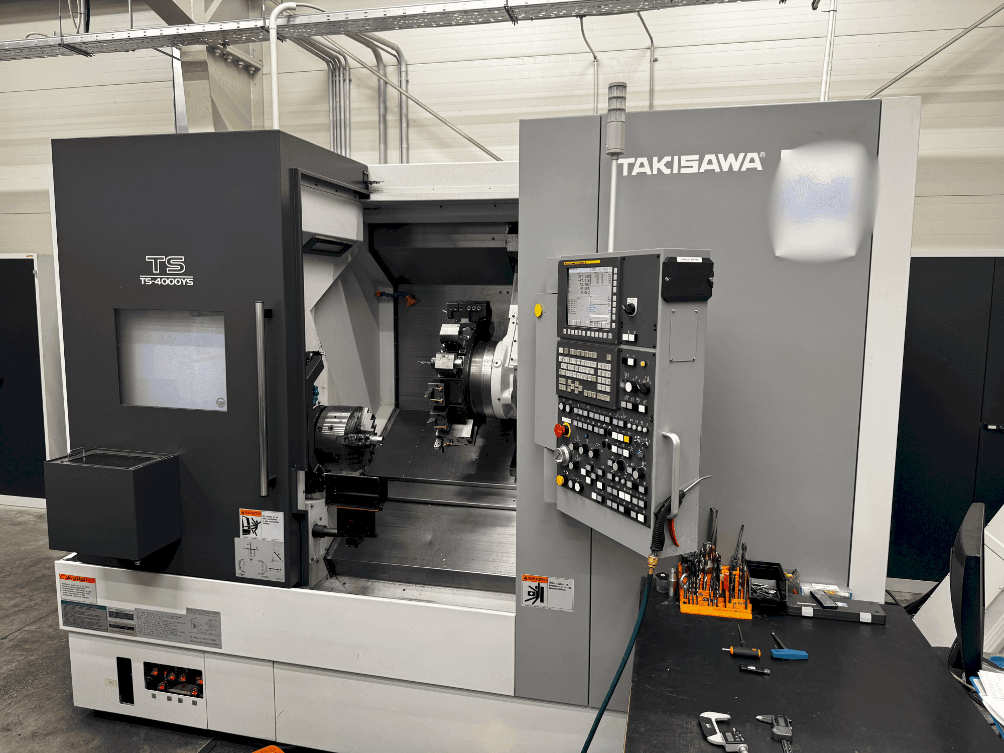 A Takisawa TS-4000YS gép elölnézete