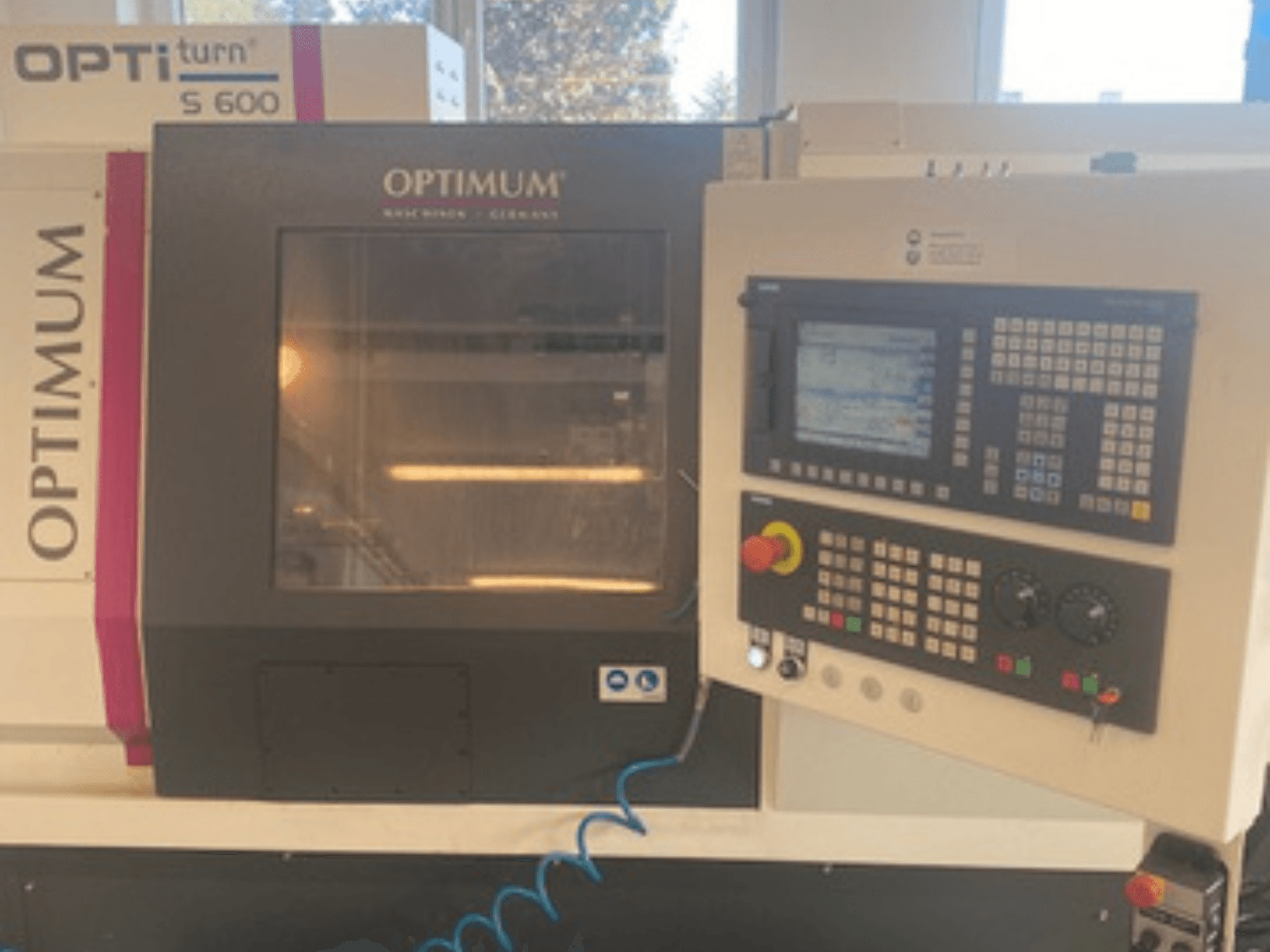Optimum OPTIturn S 600 vízszintes eszterga, elölnézet a vezérlőpanellel és a kijelzővel.