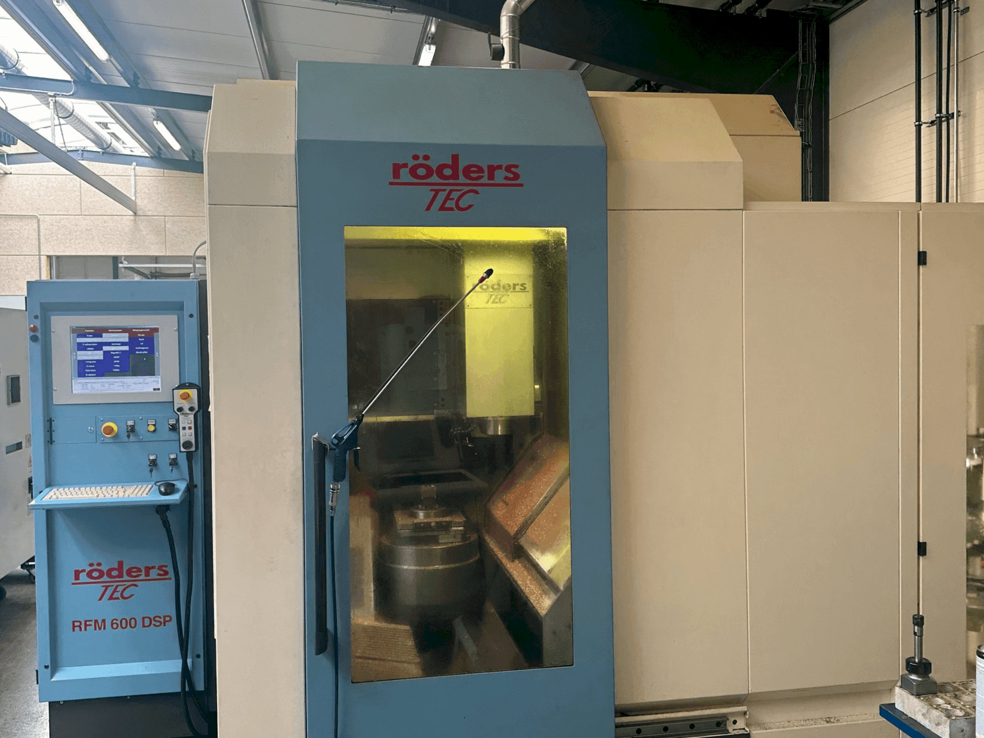 A Roders RFM 600 DSP gép elölnézete