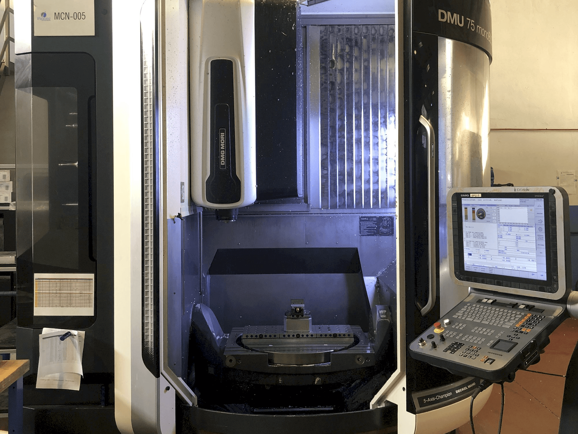 A DMG MORI DMU 75 Monoblock gép elölnézete