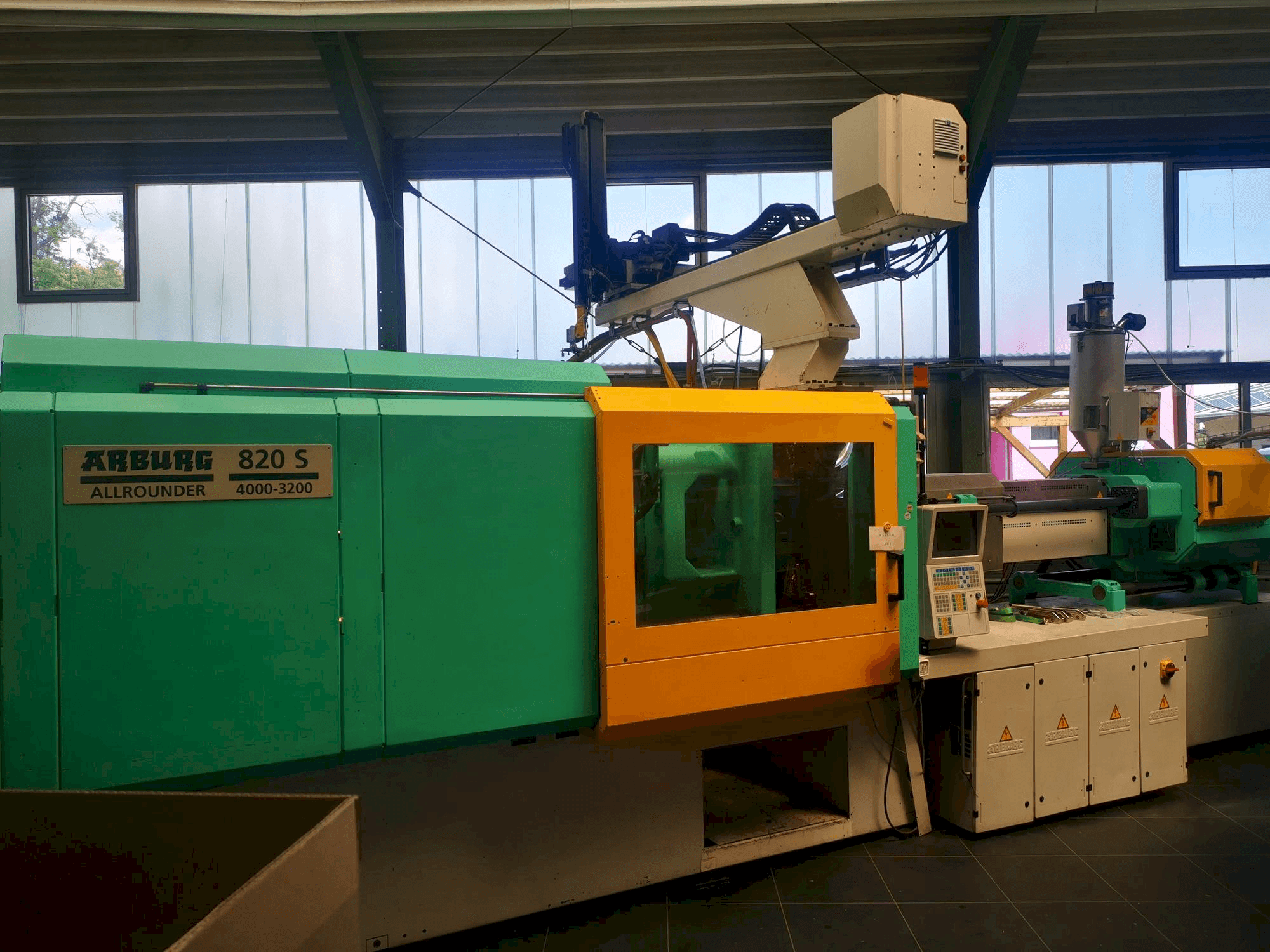 A Arburg 820S 4000 / 3200 gép elölnézete