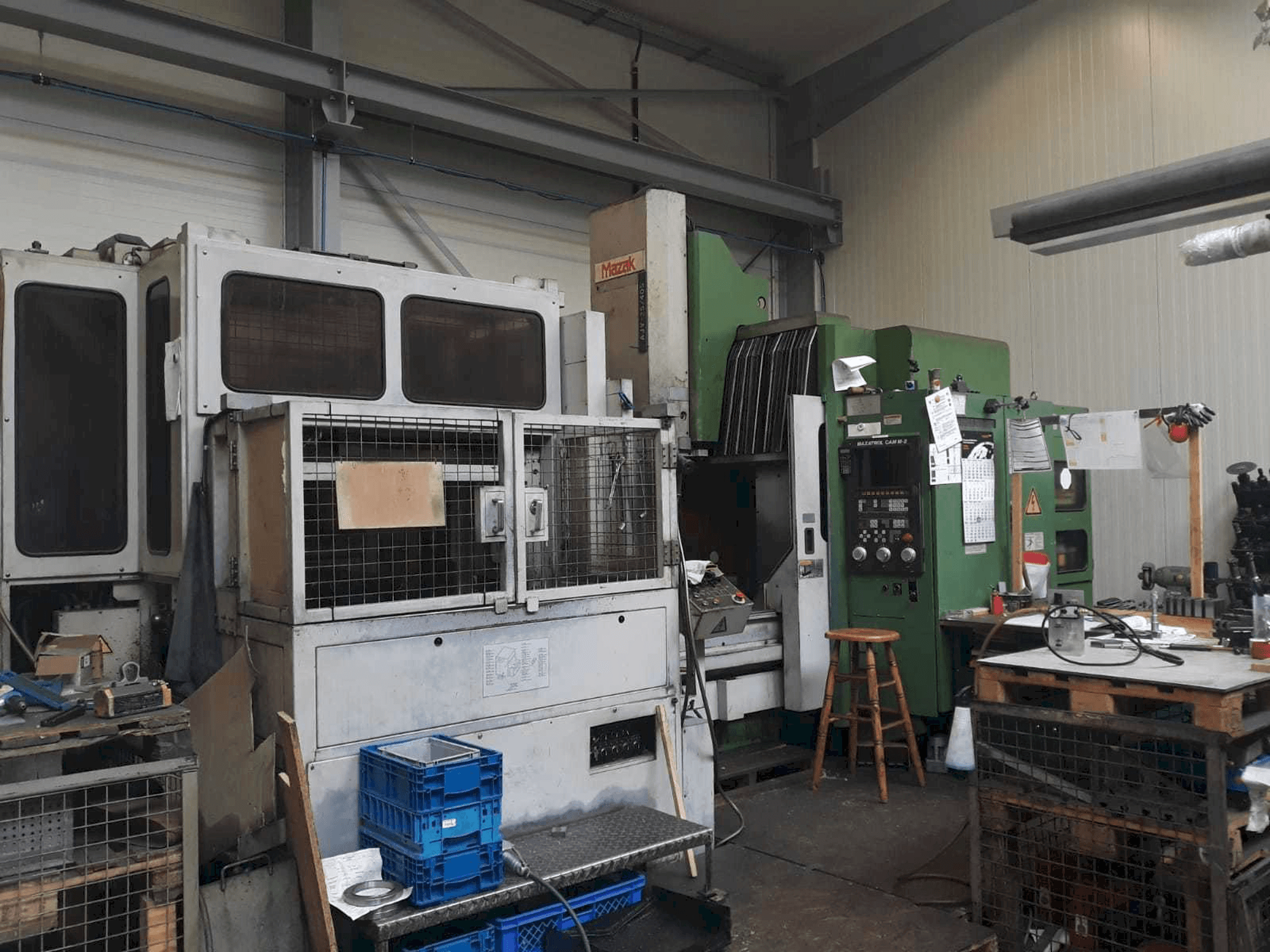 A Mazak AJV 25/405 gép elölnézete