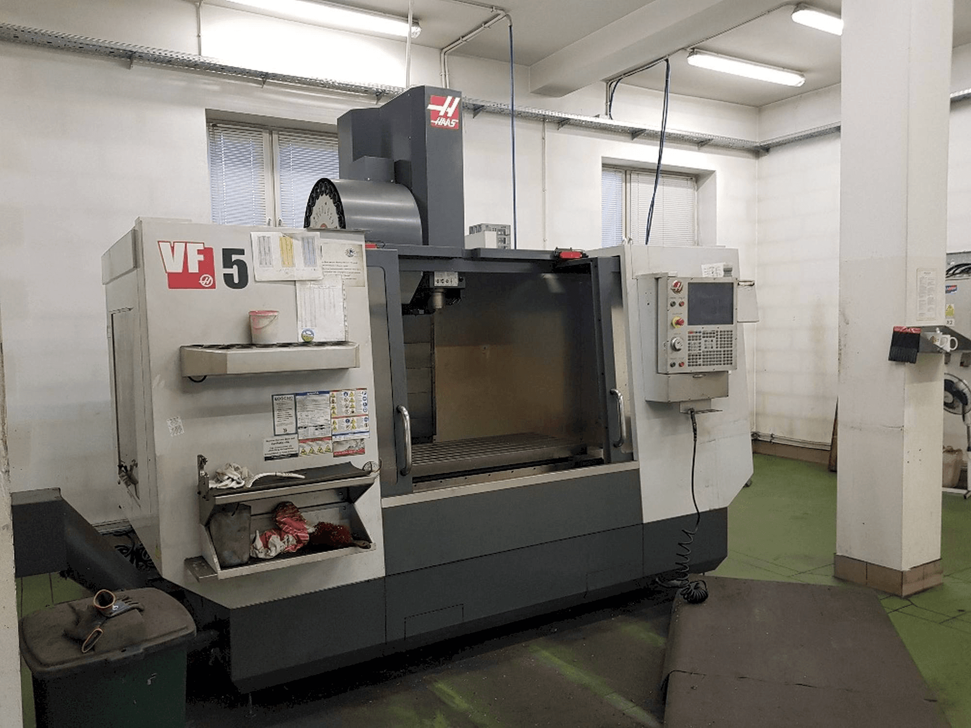 A HAAS VF-5/40 gép elölnézete