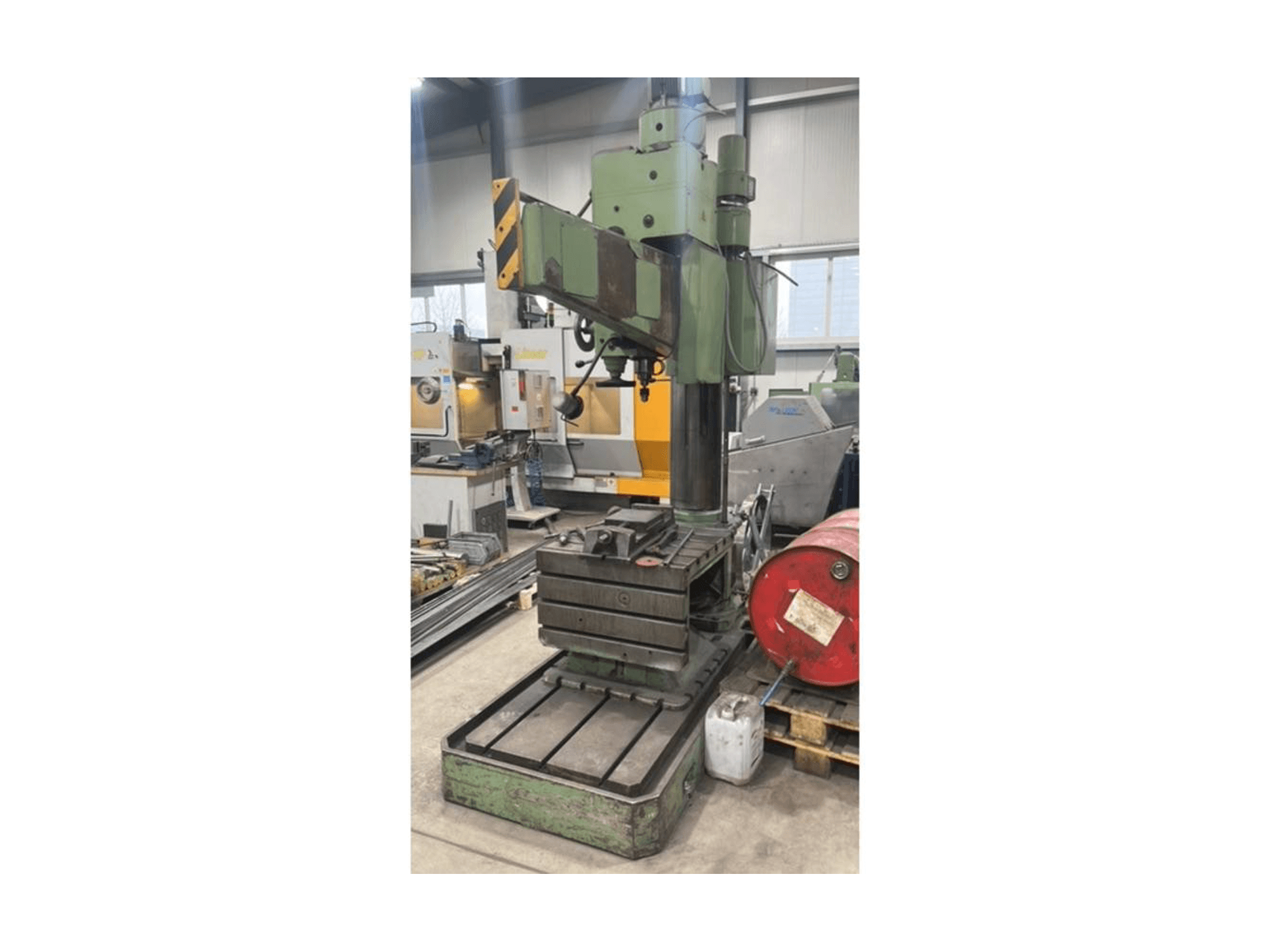 A STAUDER 710 × 710 mm gép elölnézete