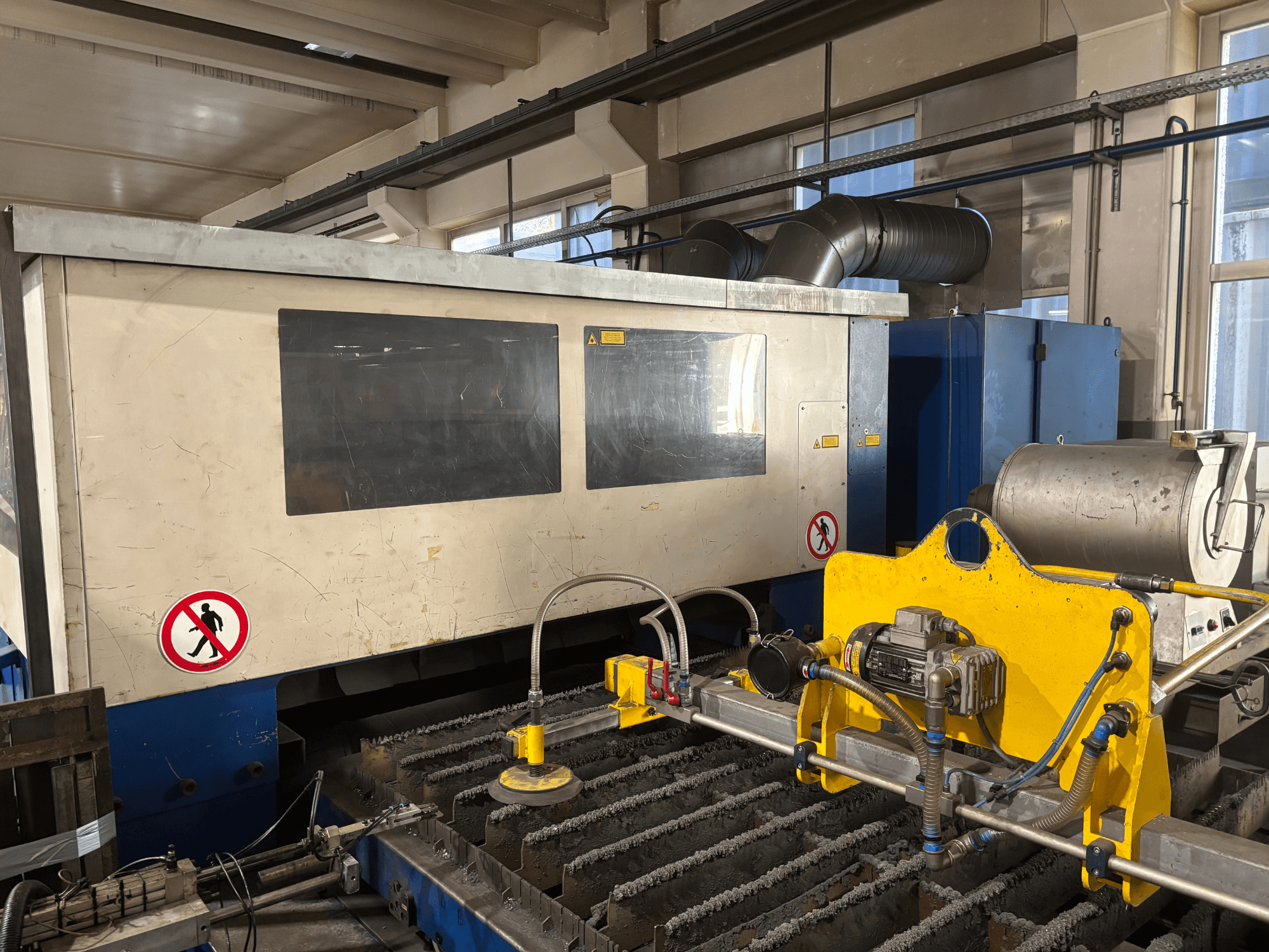 TRUMPF Trumatic L3030 CO2 lézervágó gép, előlnézetben a vezérlőfelület és a vágási felület részletei.