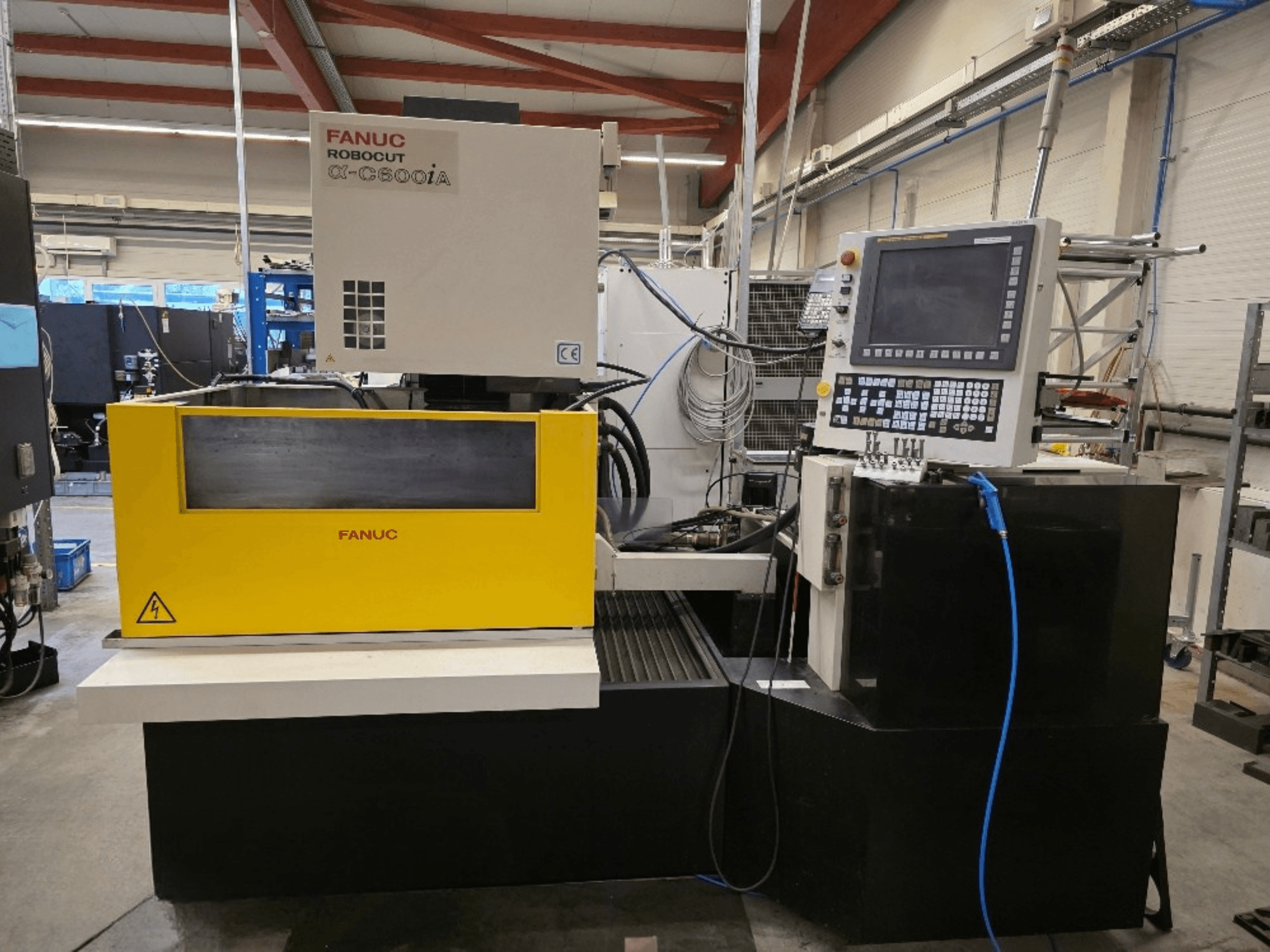 FANUC Robocut α-C600iA drótvágó gép, előlnézet, sárga vezérlőpanel és digitális kijelző.