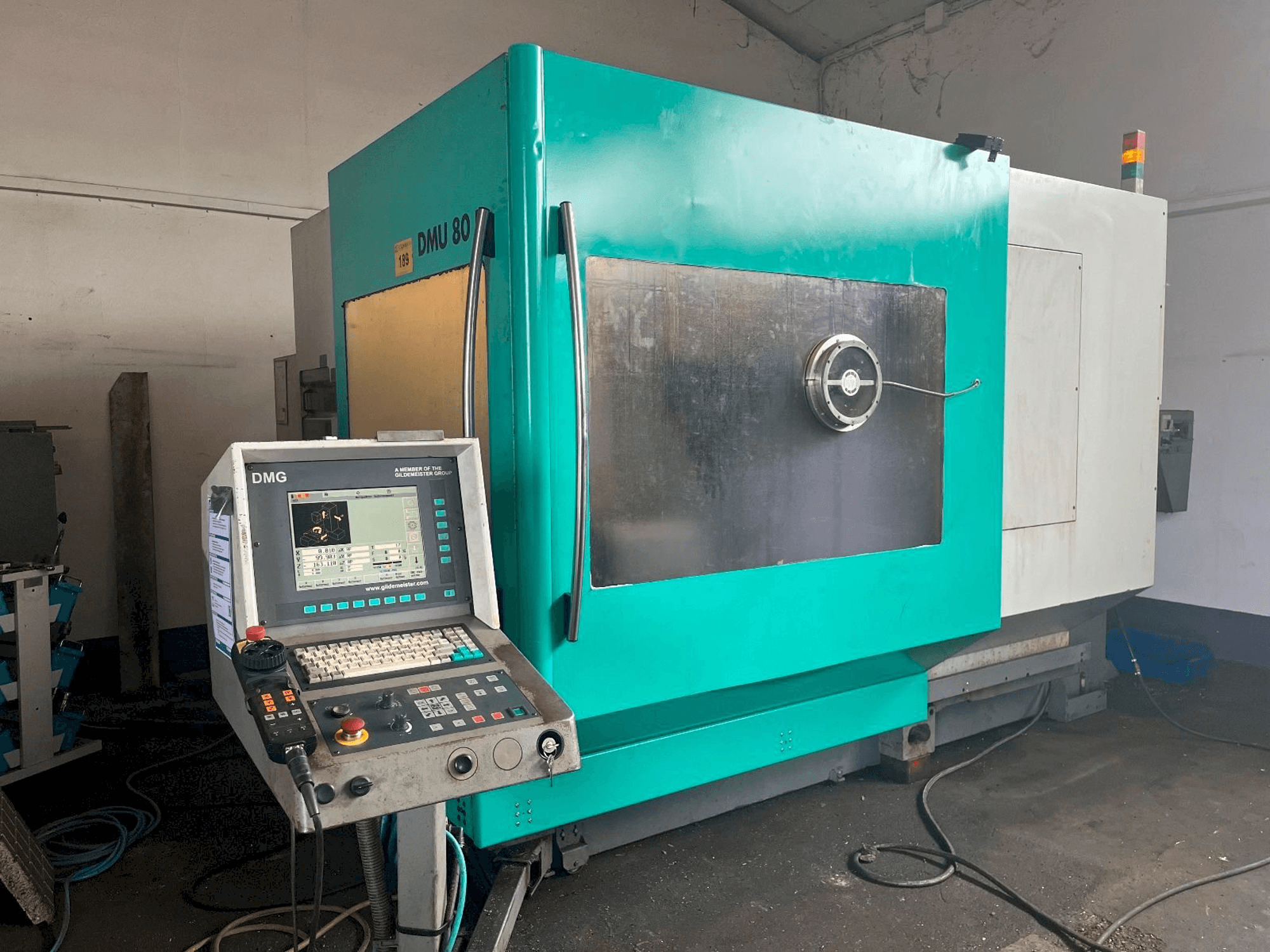 A DMG Deckel Maho DMU 80 P gép elölnézete