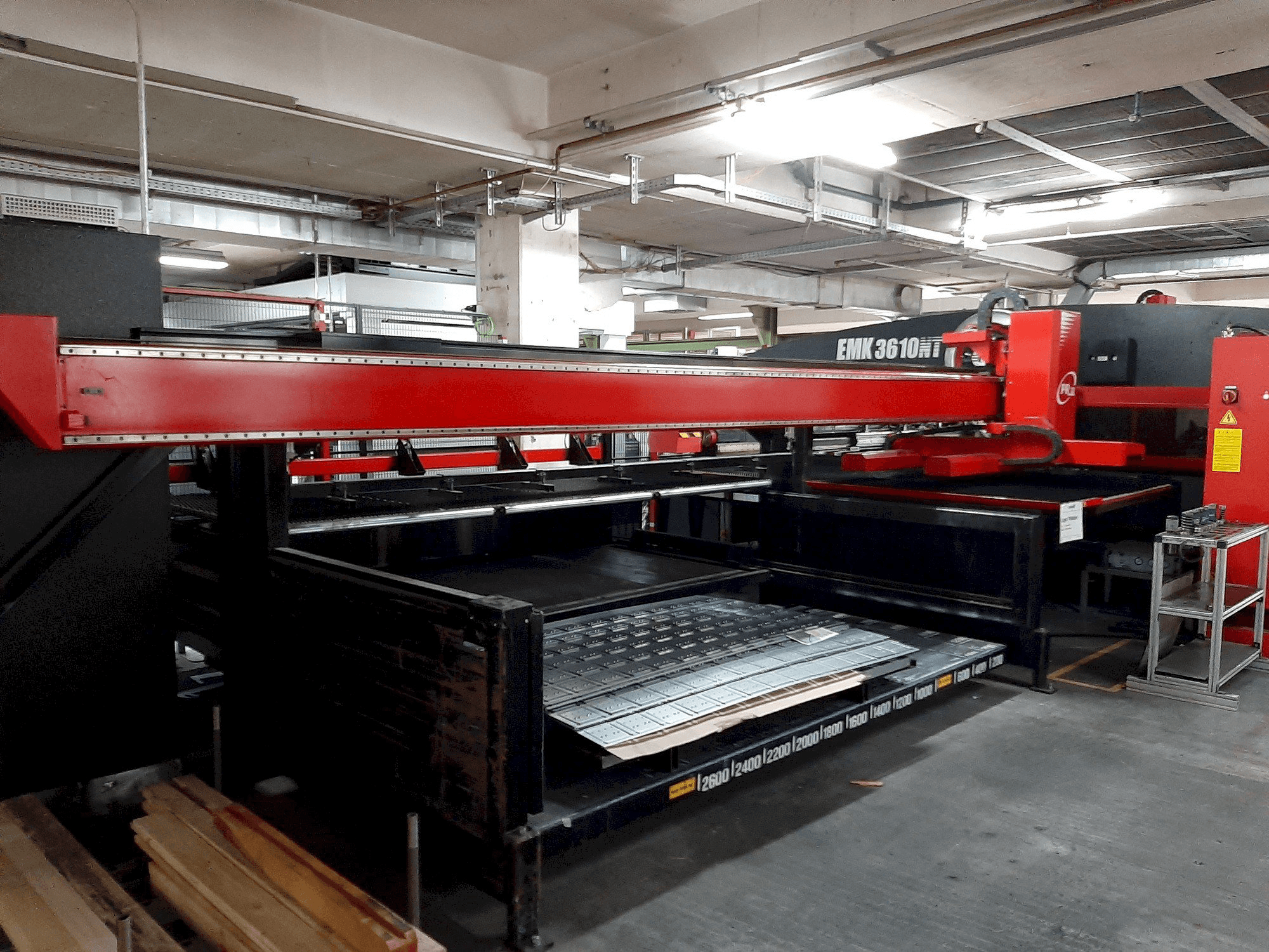A AMADA EMK 3610NT gép elölnézete