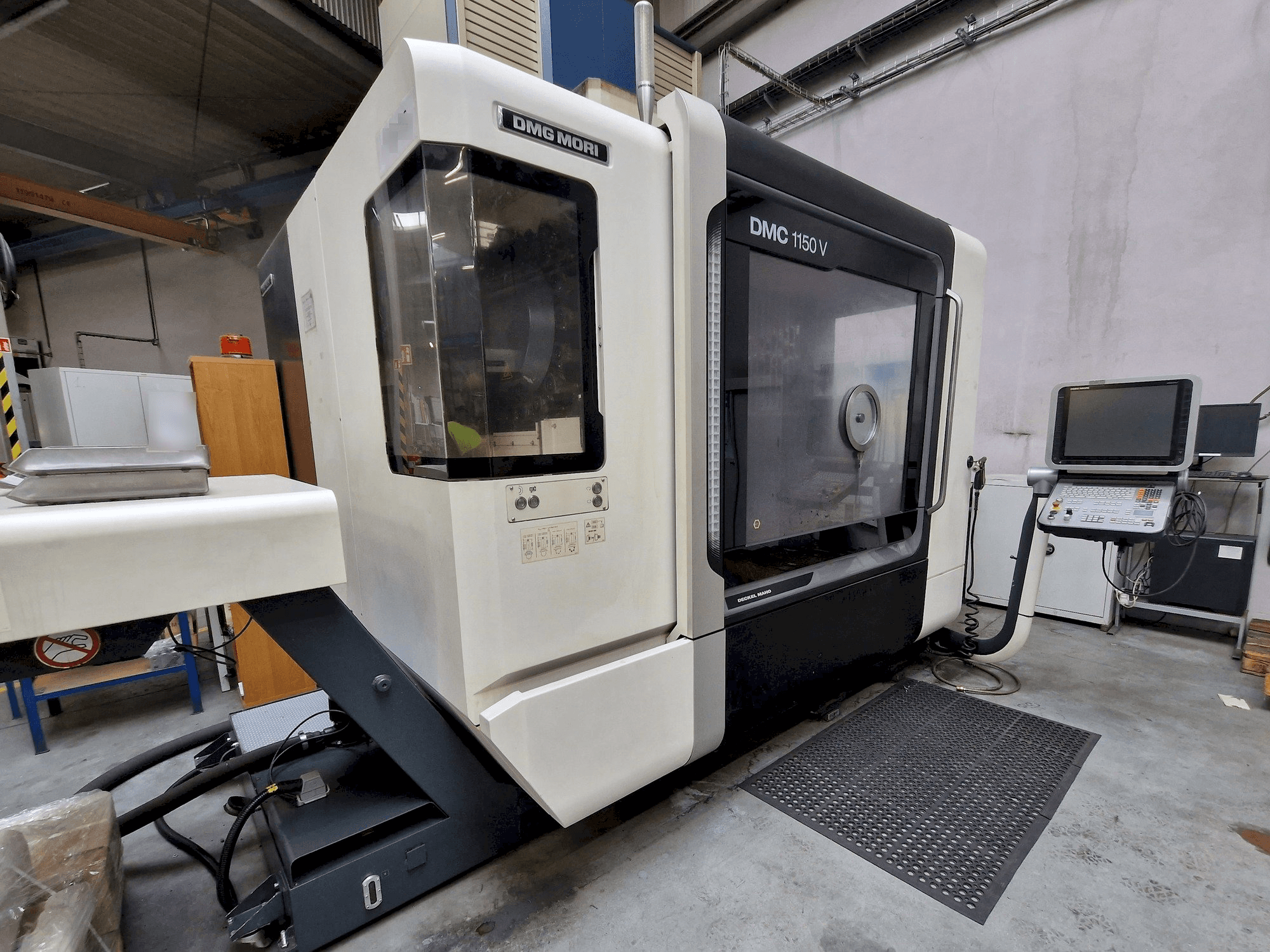 A DMG MORI DMC 1150 V gép oldalnézete