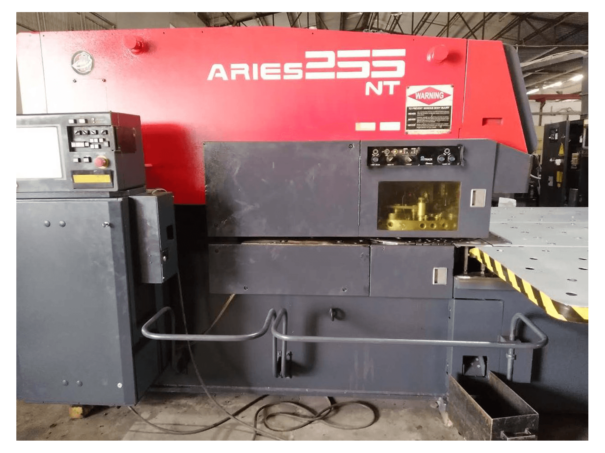 A AMADA ARIES 255NT gép elölnézete