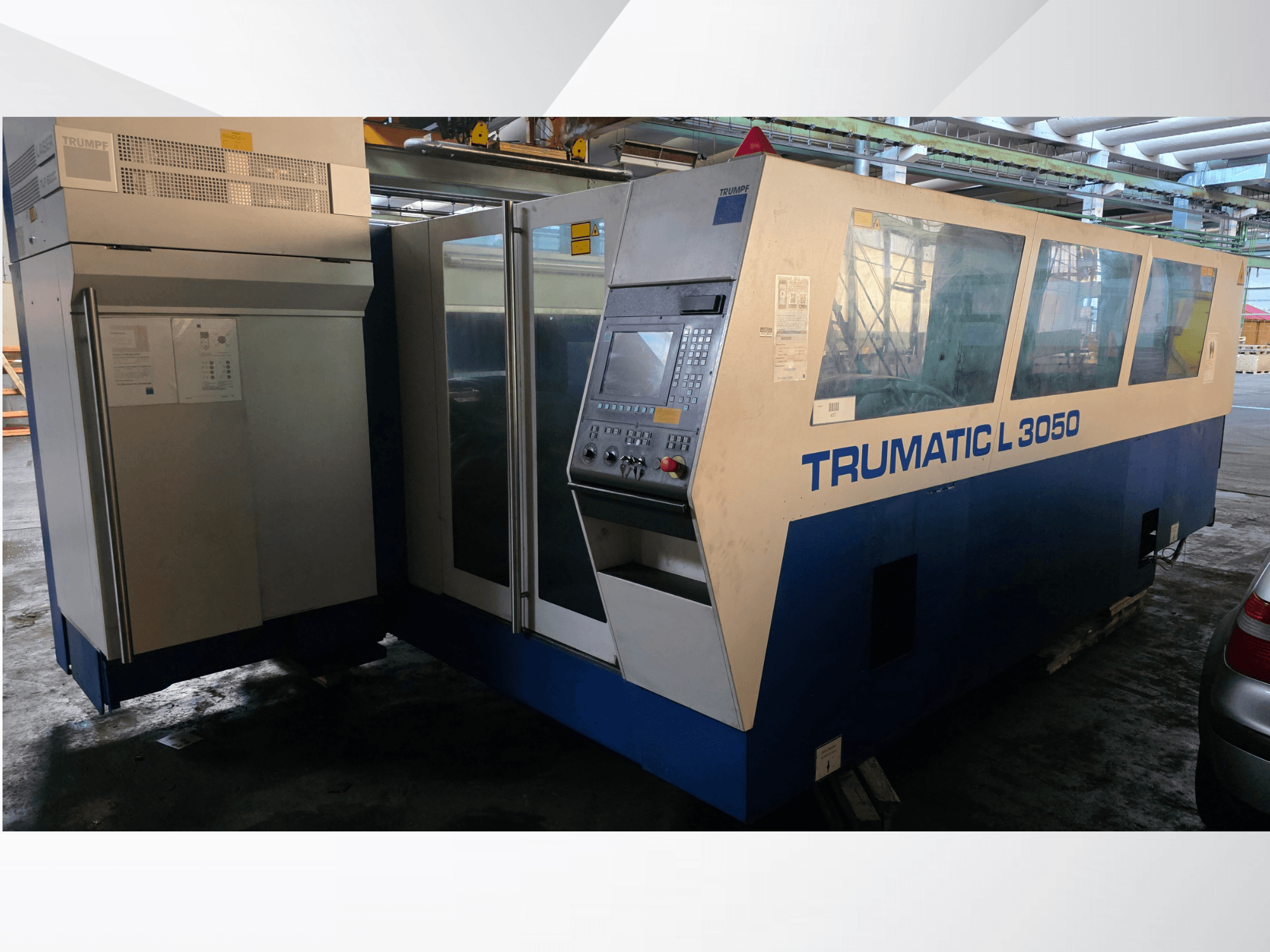 TRUMPF Trumatic L 3050 CO2 lézervágó gép, elölnézetből, vezérlőpanellel és nagy üvegablakokkal.