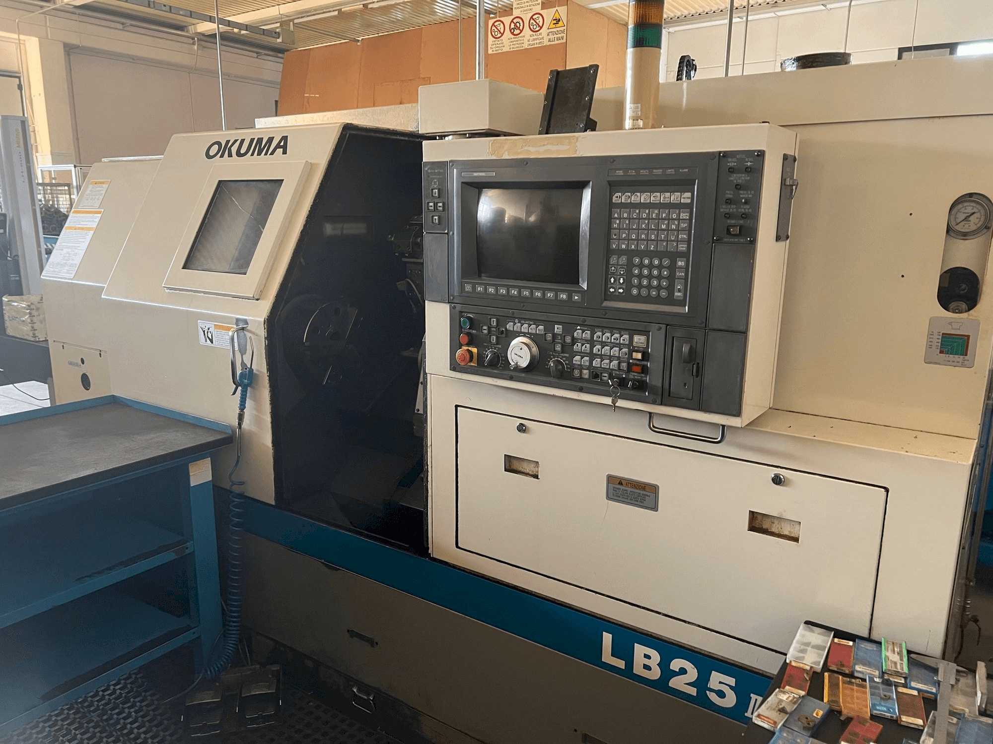 A Okuma LB 25 II gép elölnézete