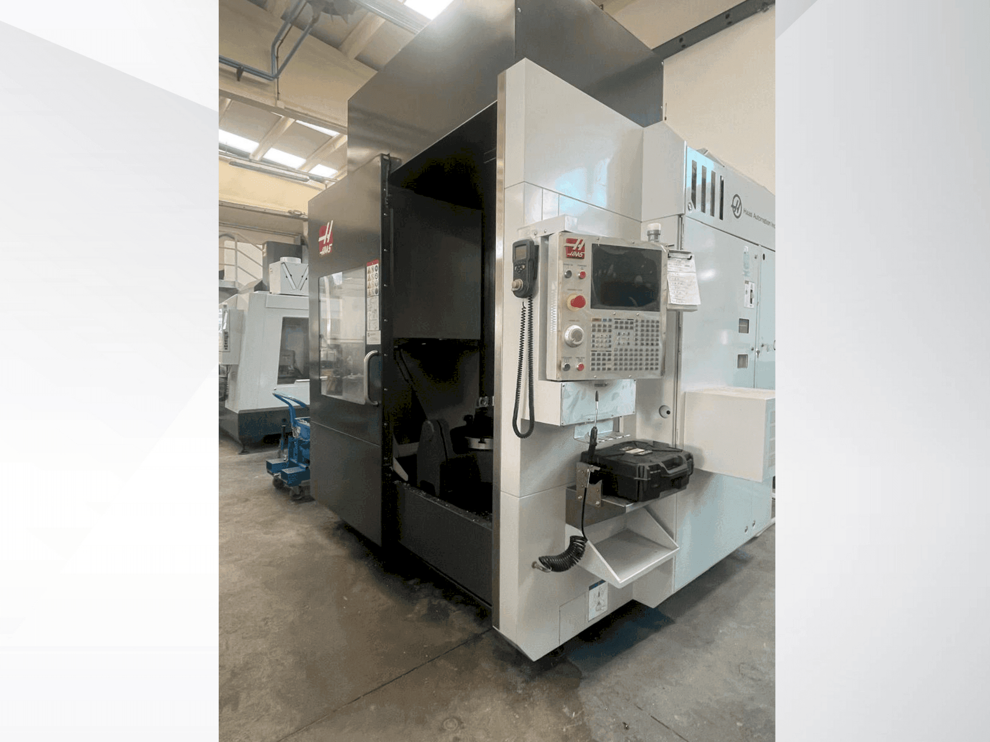 A HAAS UMC750SS gép elölnézete
