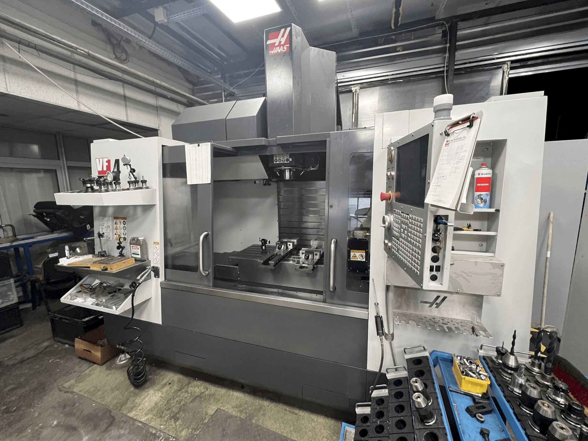 A HAAS VF-4 gép elölnézete