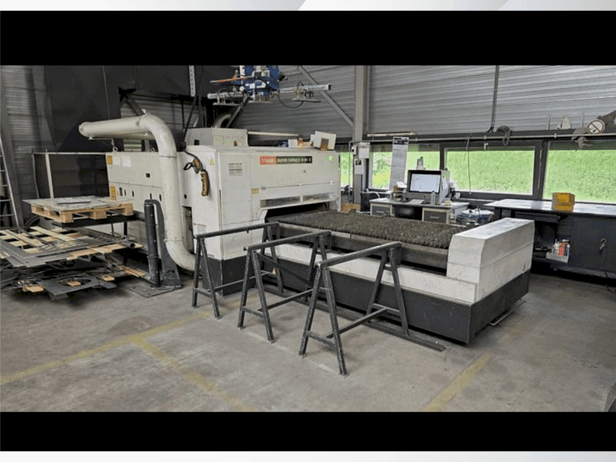 A Mazak Super Turbo-X 48 MK II gép elölnézete