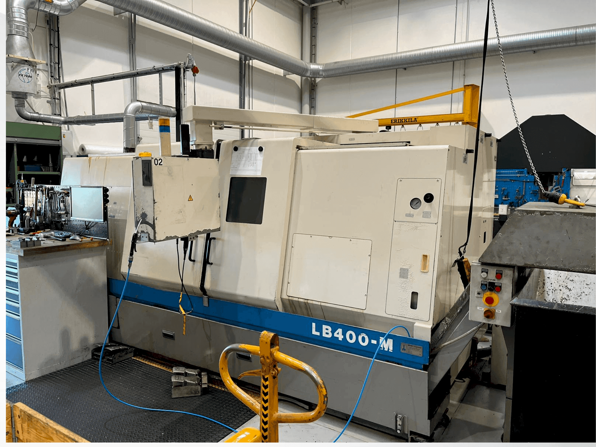 A Okuma LB400 M gép elölnézete