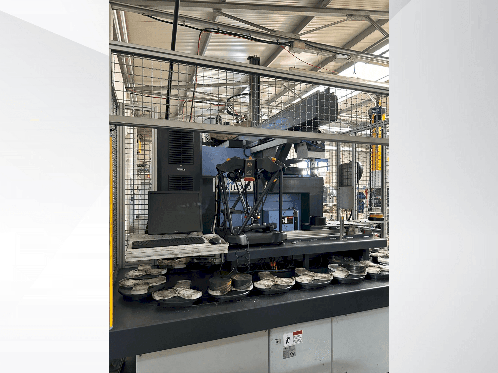 A DOOSAN Puma 2600 SY II gép oldalnézete
