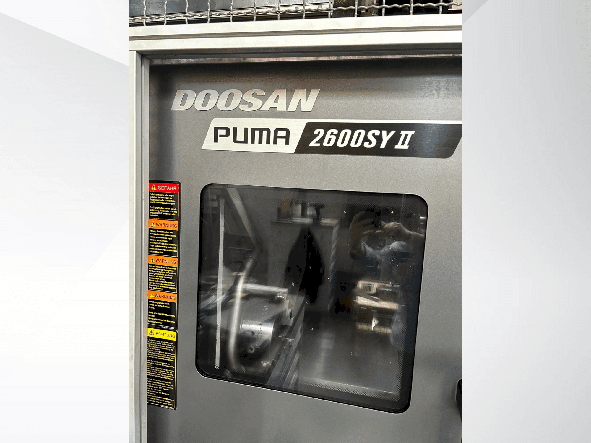 A DOOSAN Puma 2600 SY II gép elölnézete