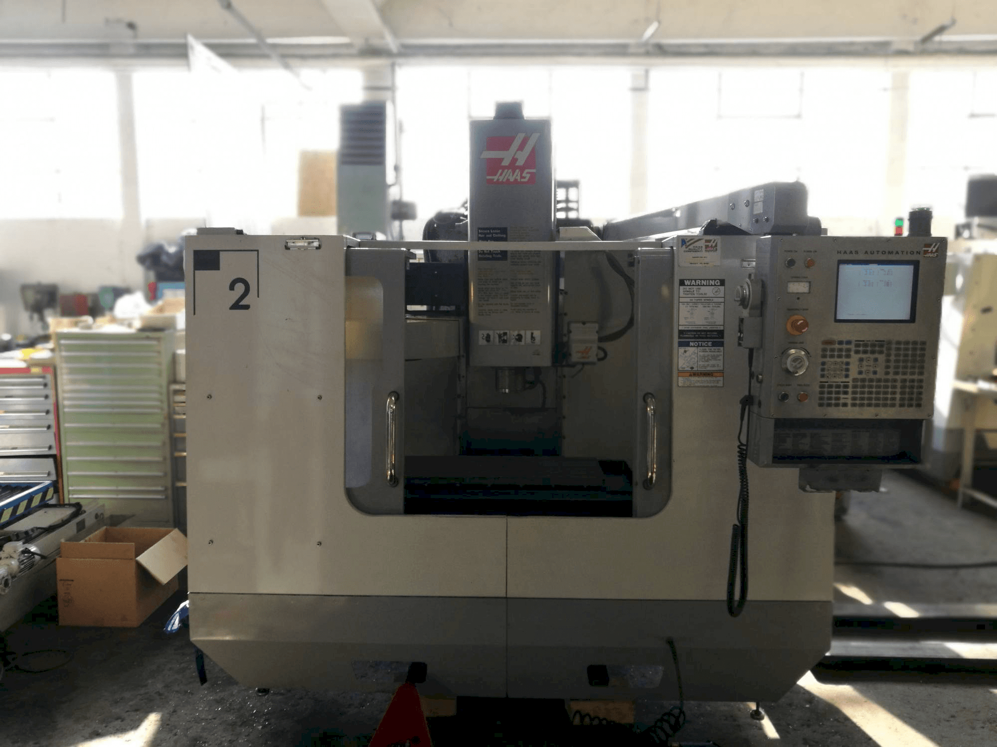 A HAAS VF-2BHE gép elölnézete