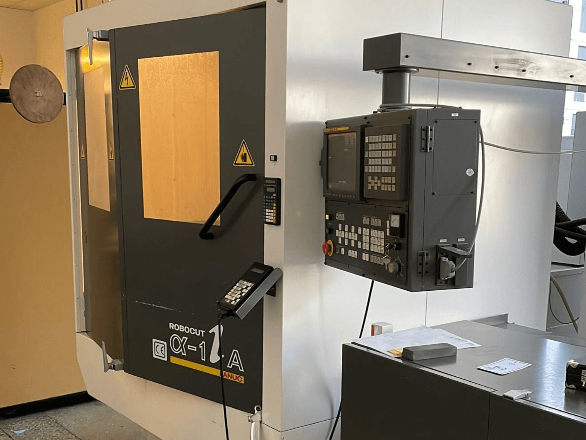 Robocut CX-1 A gép kezelőpanellel; előlapján a biztonsági ajtók és a kezelőfelület látható.