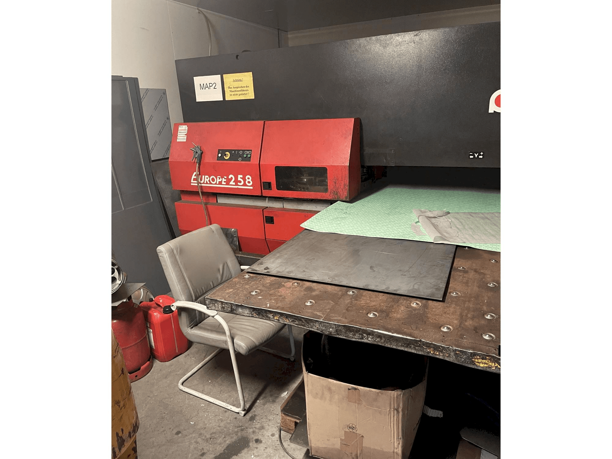 A AMADA Europe 258 gép elölnézete