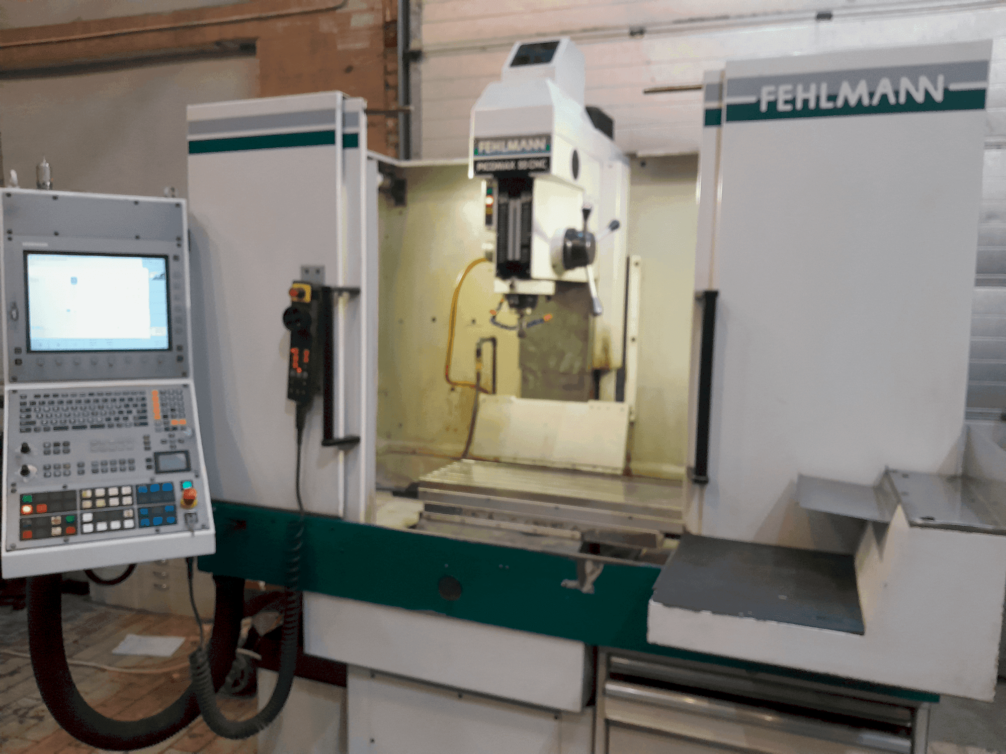 A FEHLMANN PICOMAX 55 CNC 2/3 gép elölnézete