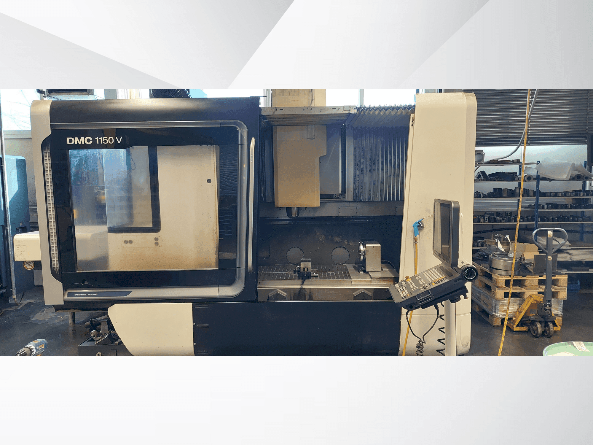 A DMG MORI DMC 1150 gép elölnézete