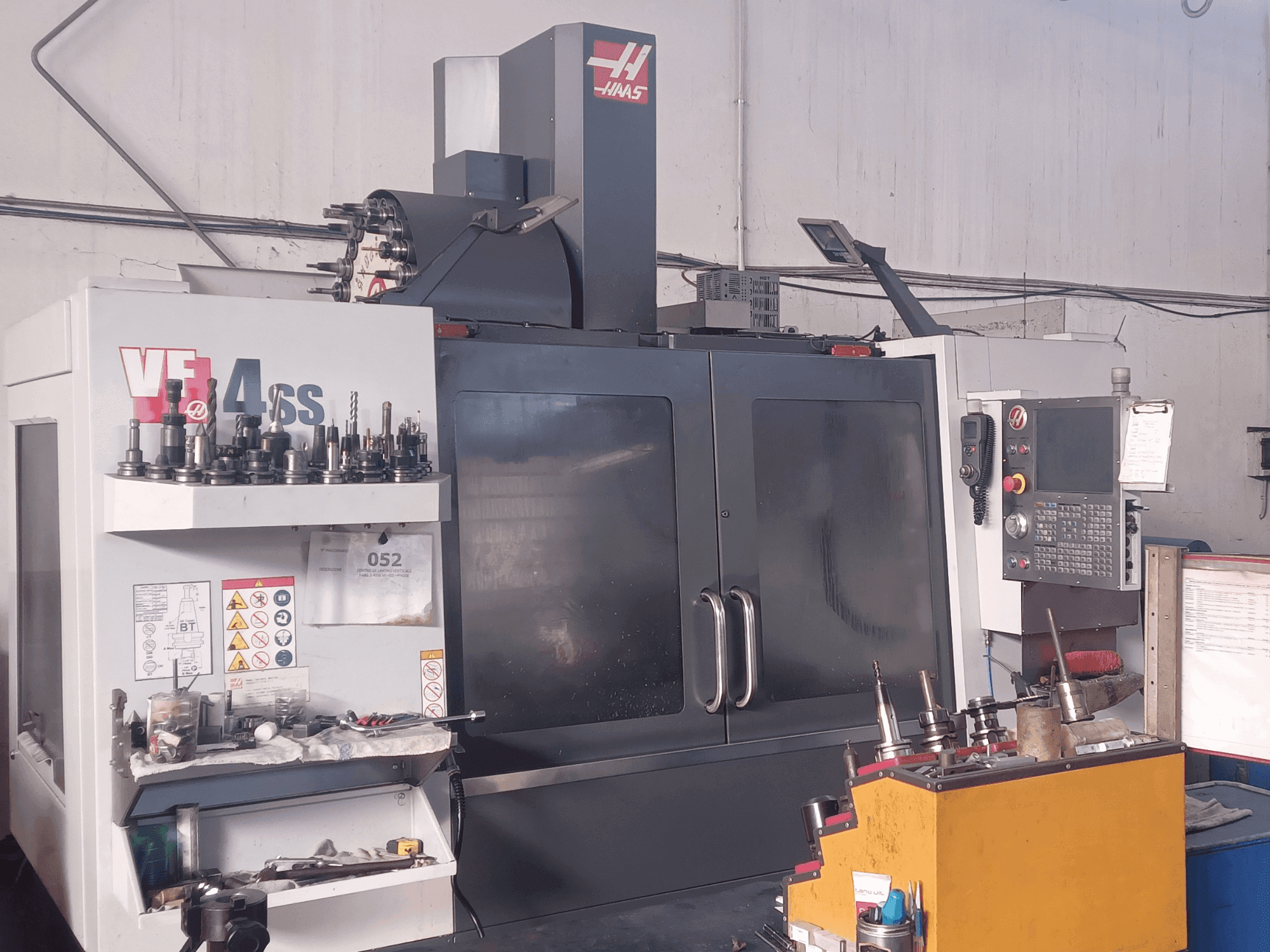 A HAAS VF-4SS gép elölnézete