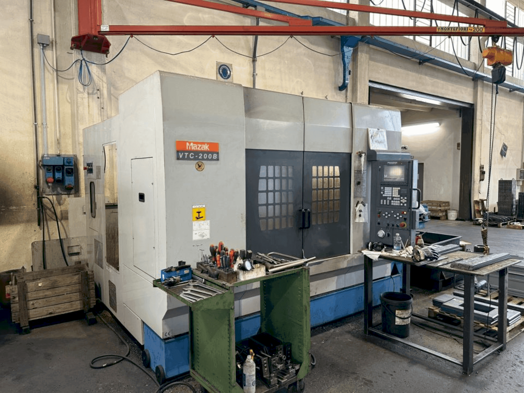 A Mazak VTC 200B gép elölnézete