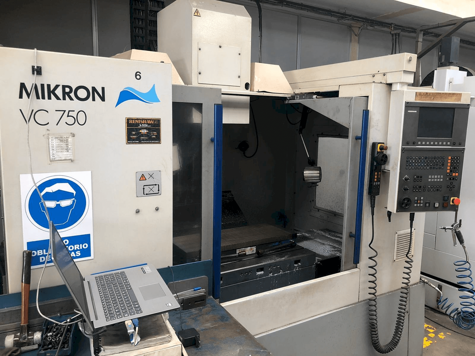 A MIKRON VC 750 gép elölnézete