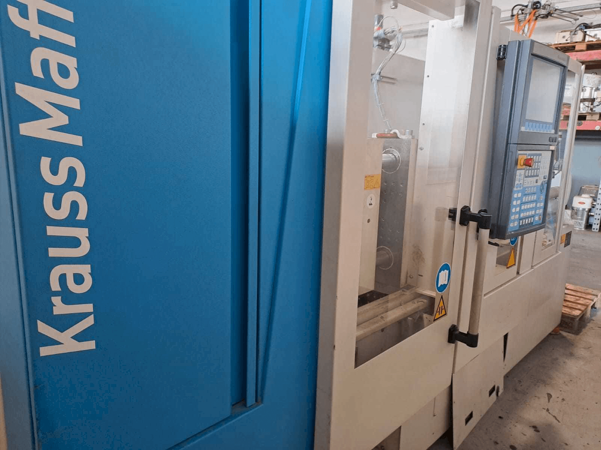 A Krauss Maffei 35-180CX gép elölnézete