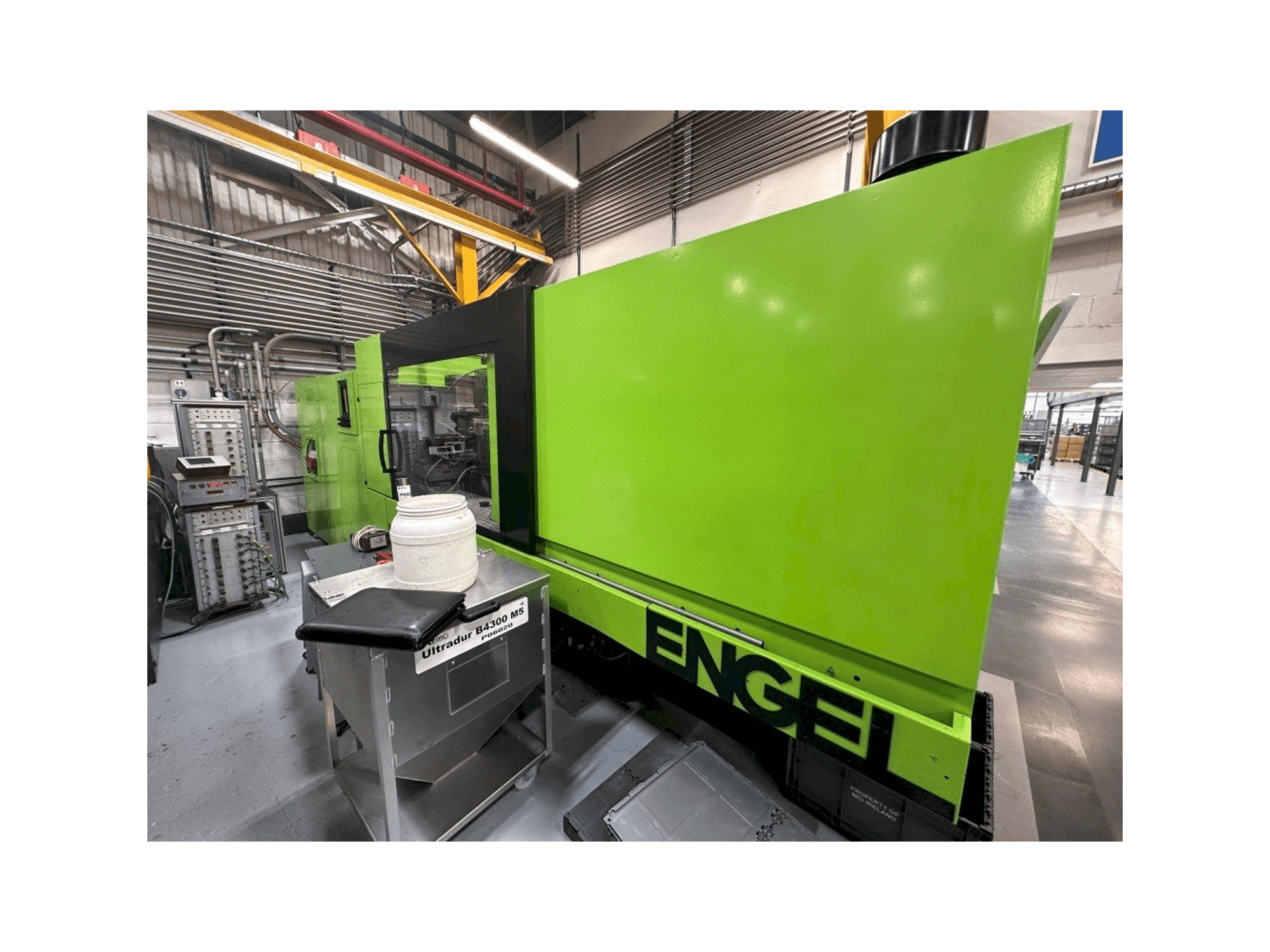 A Engel Victory 650/180 Tech gép elölnézete