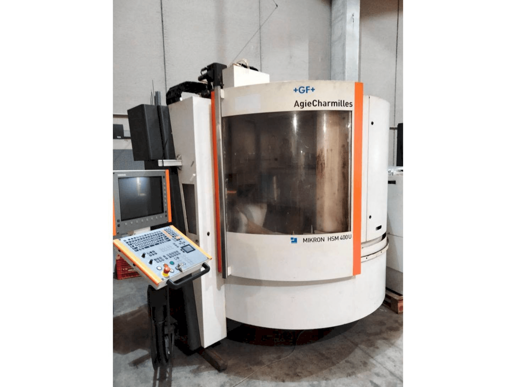 A MIKRON HSM 400 U gép elölnézete