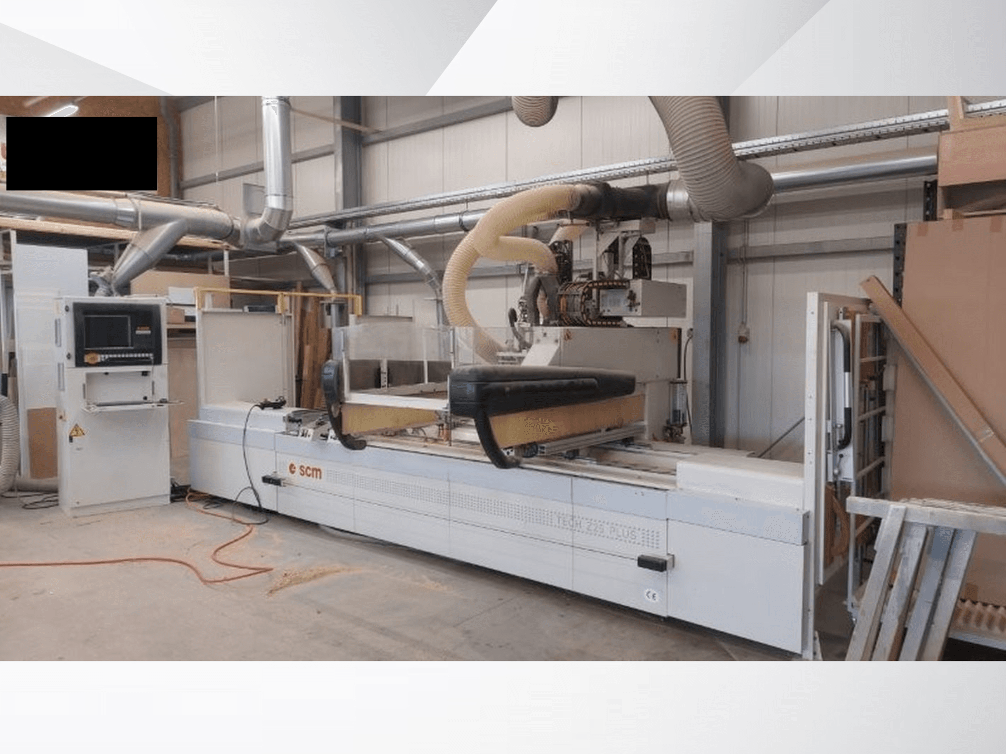 CNC megmunkálóközpont SCM TECH Z25 PLUS H-R4 egy műhelyben, elölnézetben a vezérlőpanel és a porelszívó rendszer.