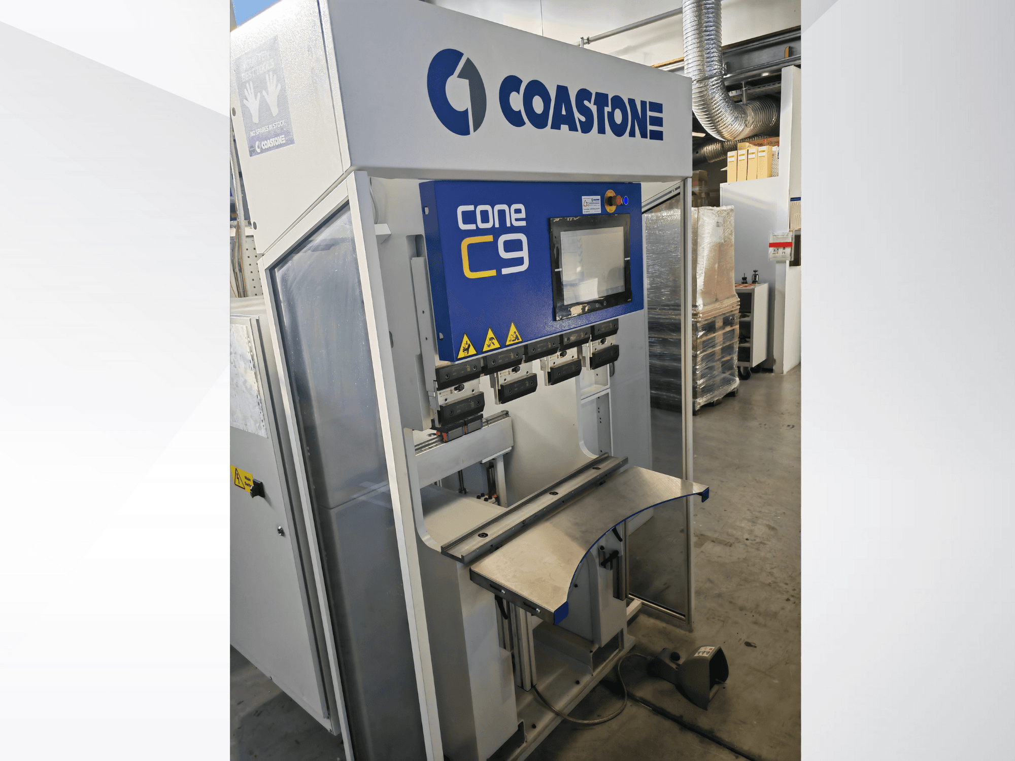 Coastone Cone C9 gép elölnézetből, vezérlőpanellel és rozsdamentes acél munkafelülettel.