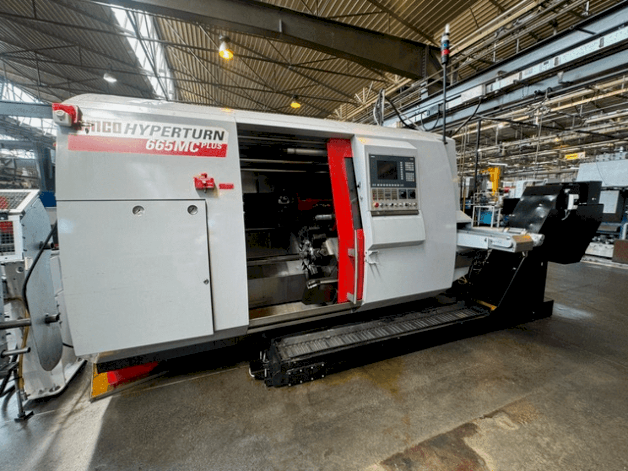 A EMCO HYPERTURN 665 MC PLUS gép elölnézete