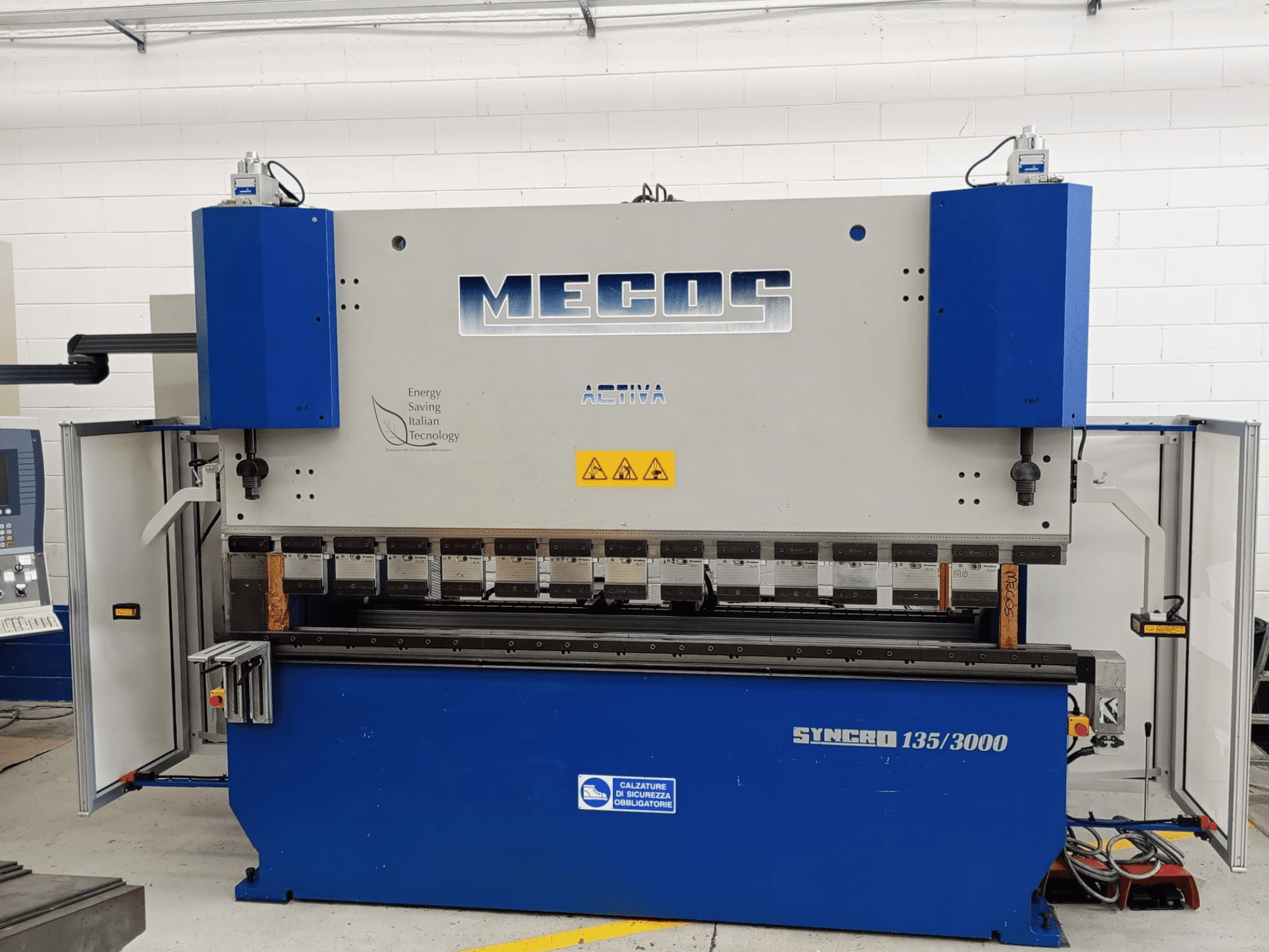 MECOS SYNCRO 135/3000 présfék előlapja, a kezelőszervek, a hajlítószerszámok és a biztonsági funkciók bemutatása.