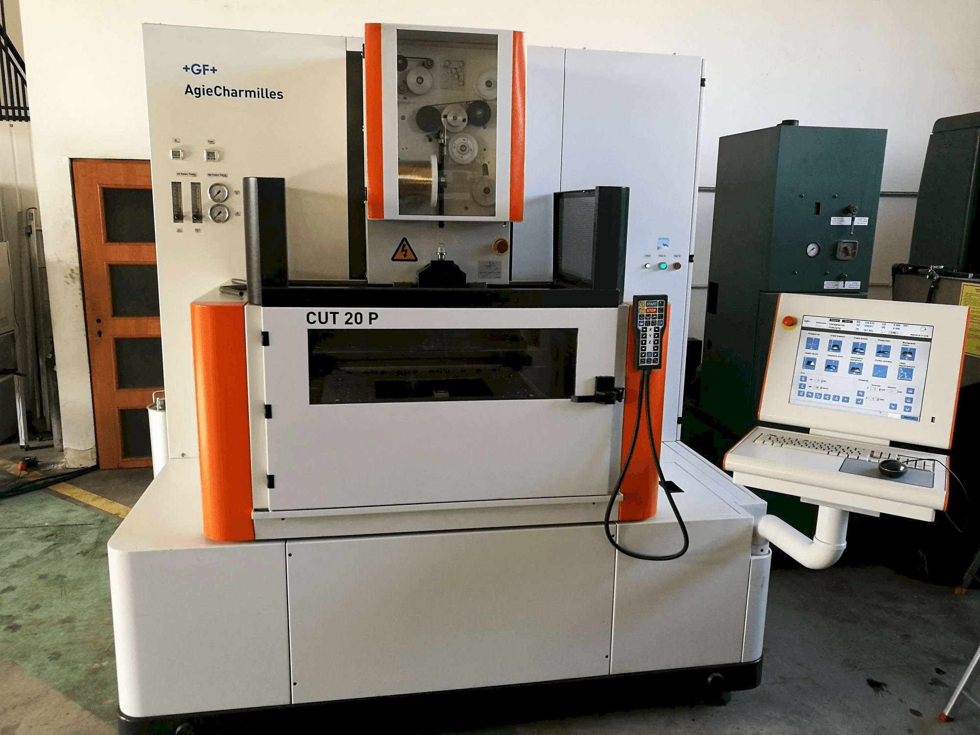 A AgieCharmilles CUT 20 P gép elölnézete