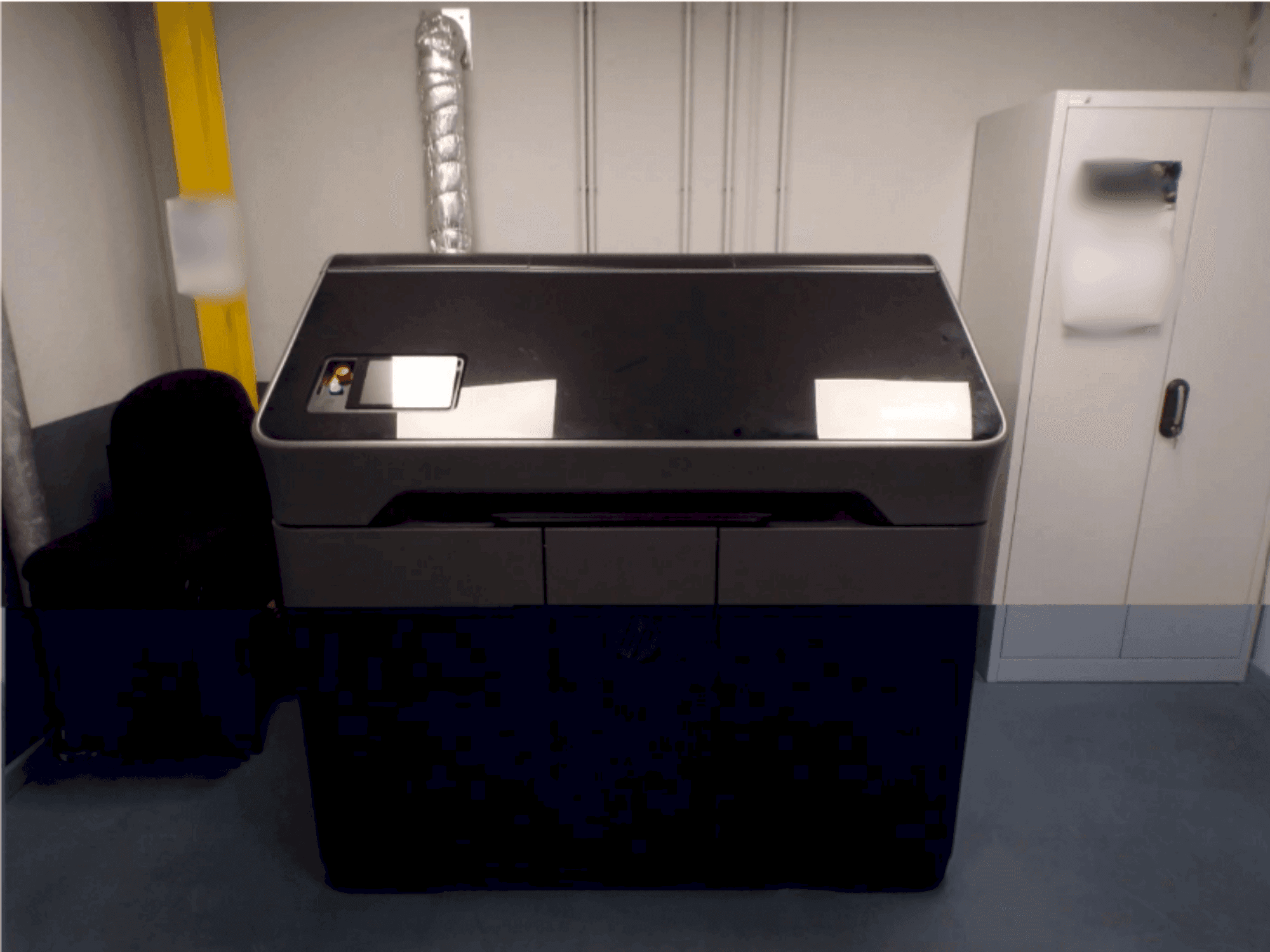 A HP Jet Fusion MJF 580 color gép elölnézete