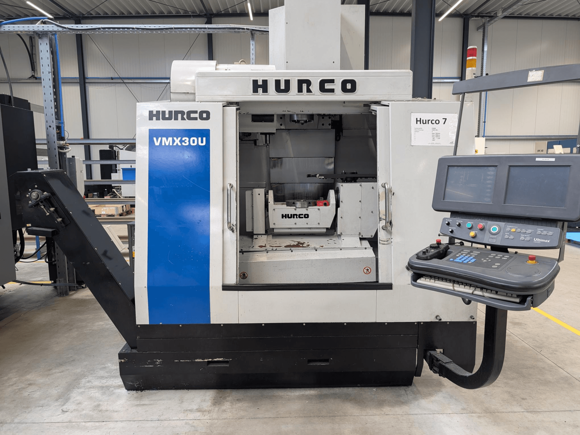 Hurco VMX30U CNC-gép elölnézetben, vezérlőpanellel; tágas belső térrel és precíziós vezérlőfelülettel rendelkezik.