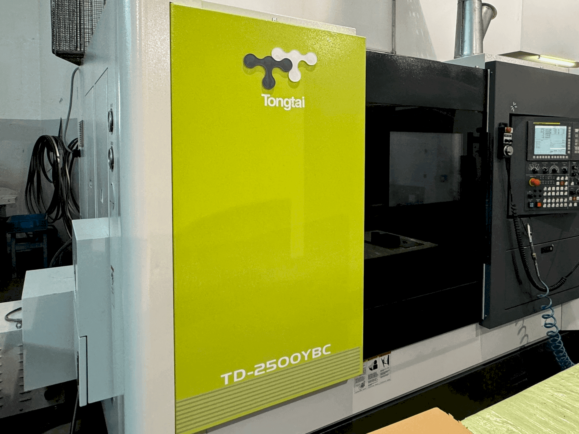 A Tongtai TD-2500YBC gép elölnézete