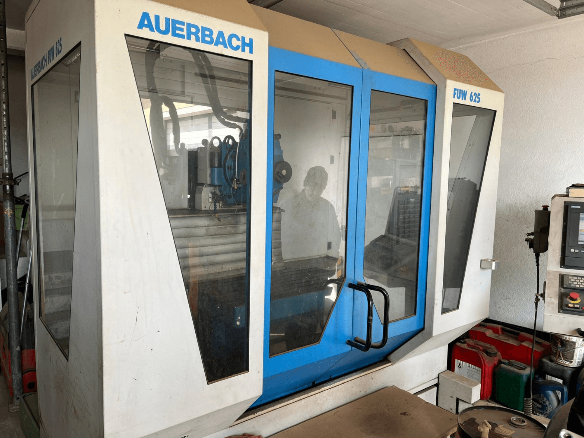 Auerbach FUW 625 univerzális megmunkálóközpont oldalnézetben, üvegpanelekkel és jobb oldali vezérlőpanellel.