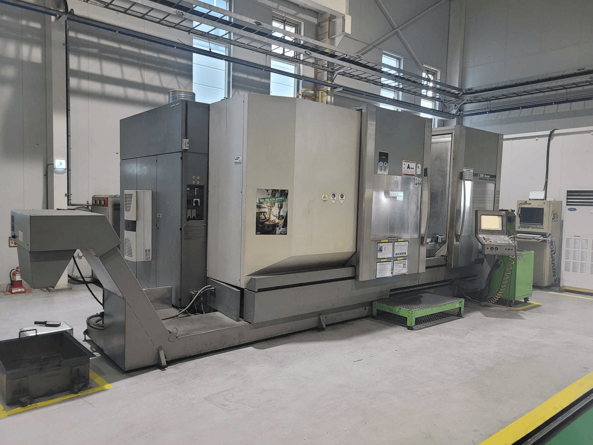 A DECKEL MAHO DMF 250 linear gép oldalnézete