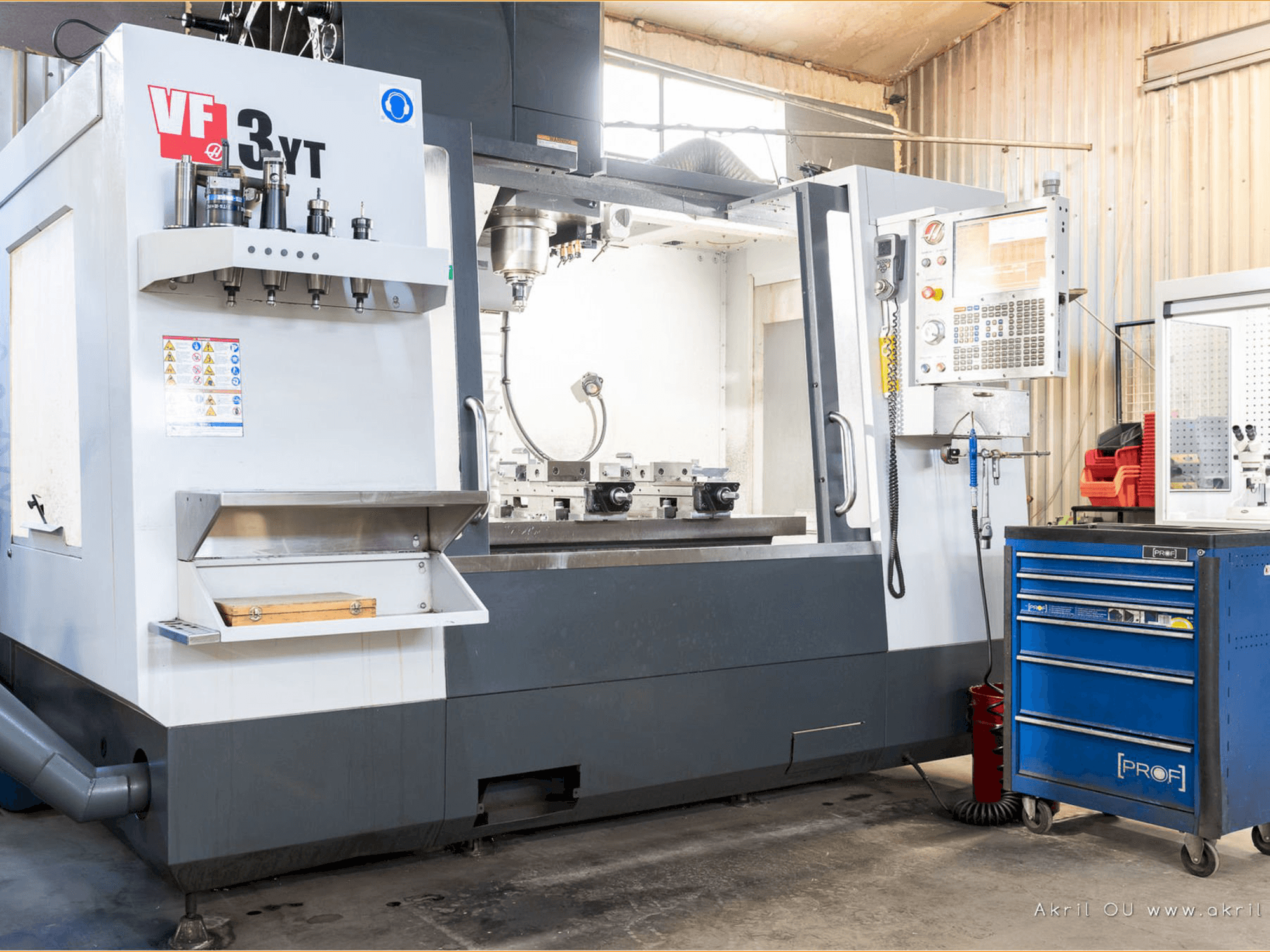 A HAAS VF3-YT/50 gép elölnézete
