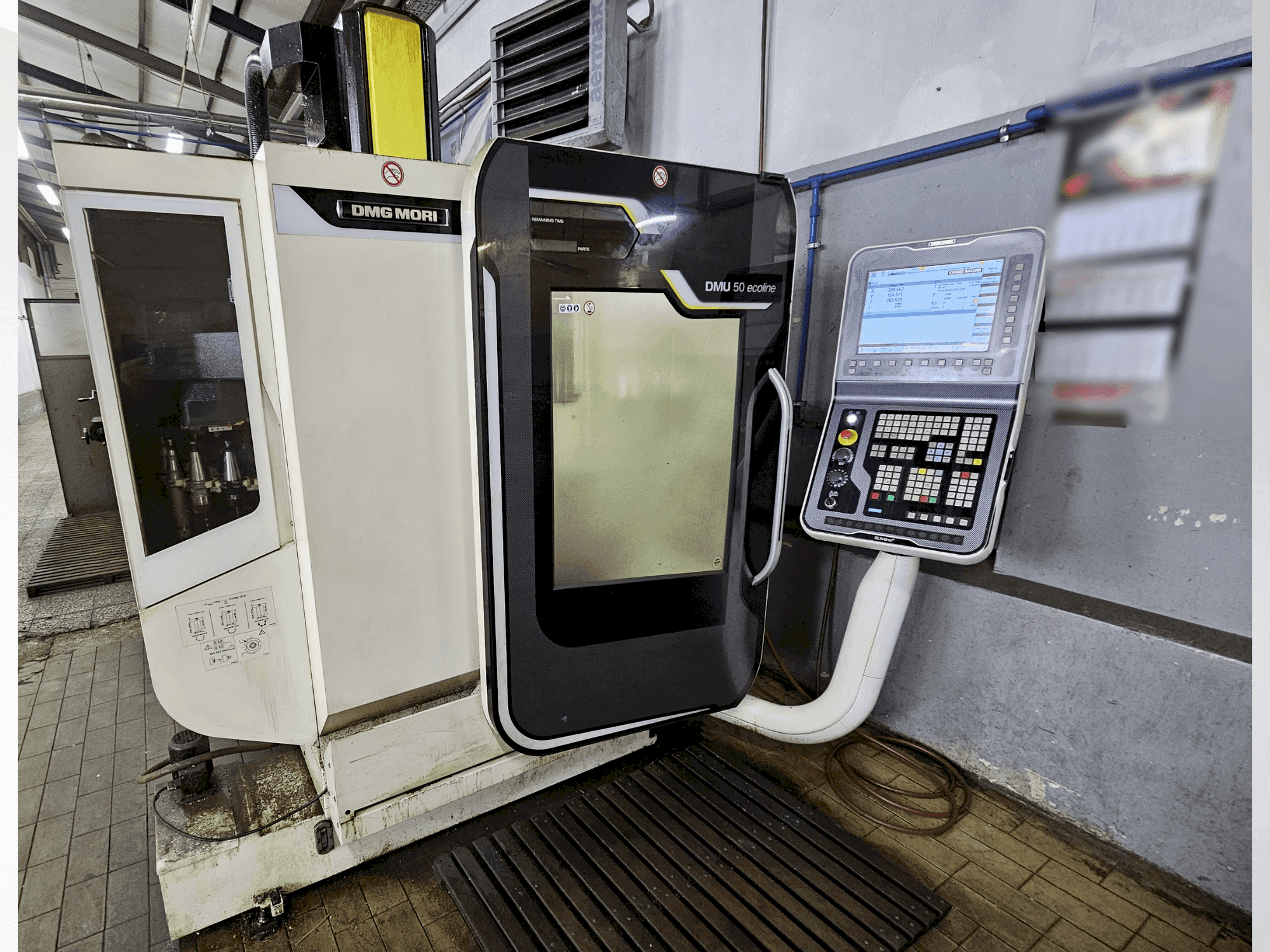 A DMG MORI DMU 50 ecoline gép elölnézete